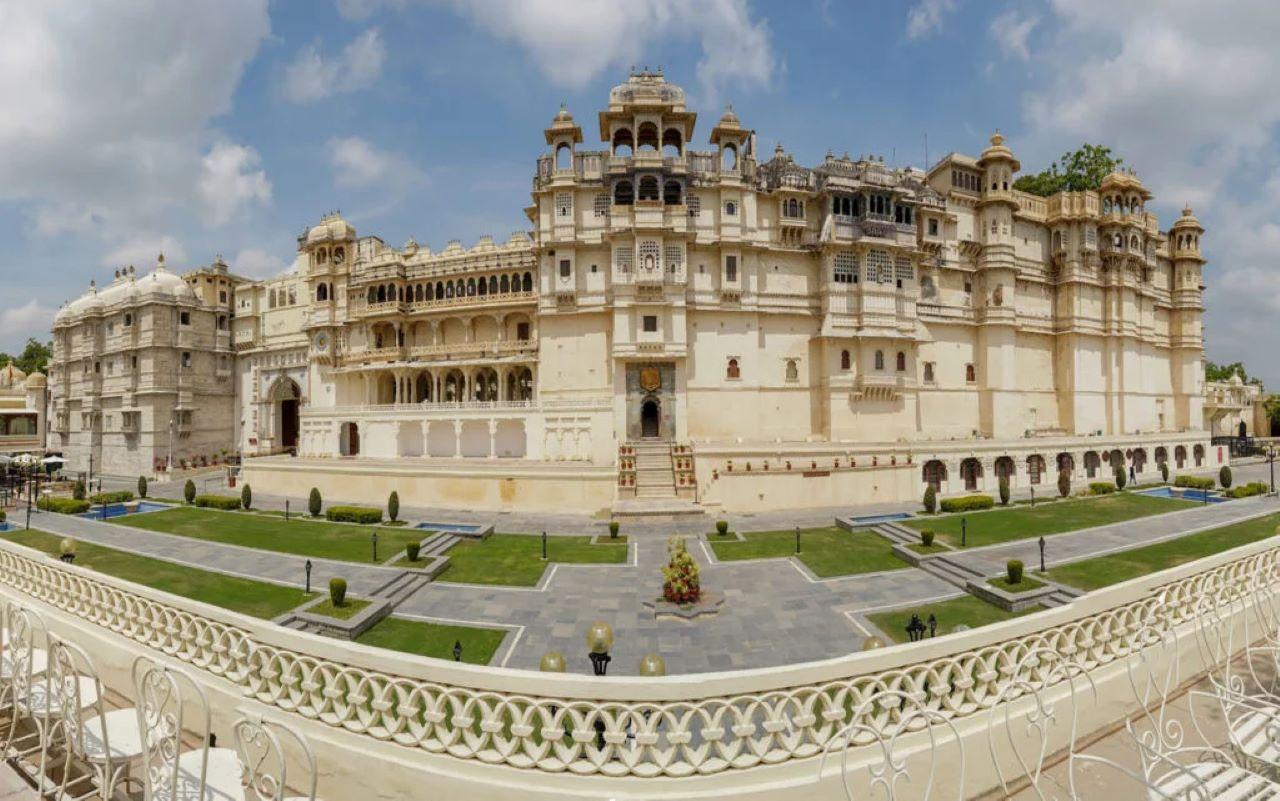 Udaipur Private City Palace, Lake Cruise & Cultural Dance Tour