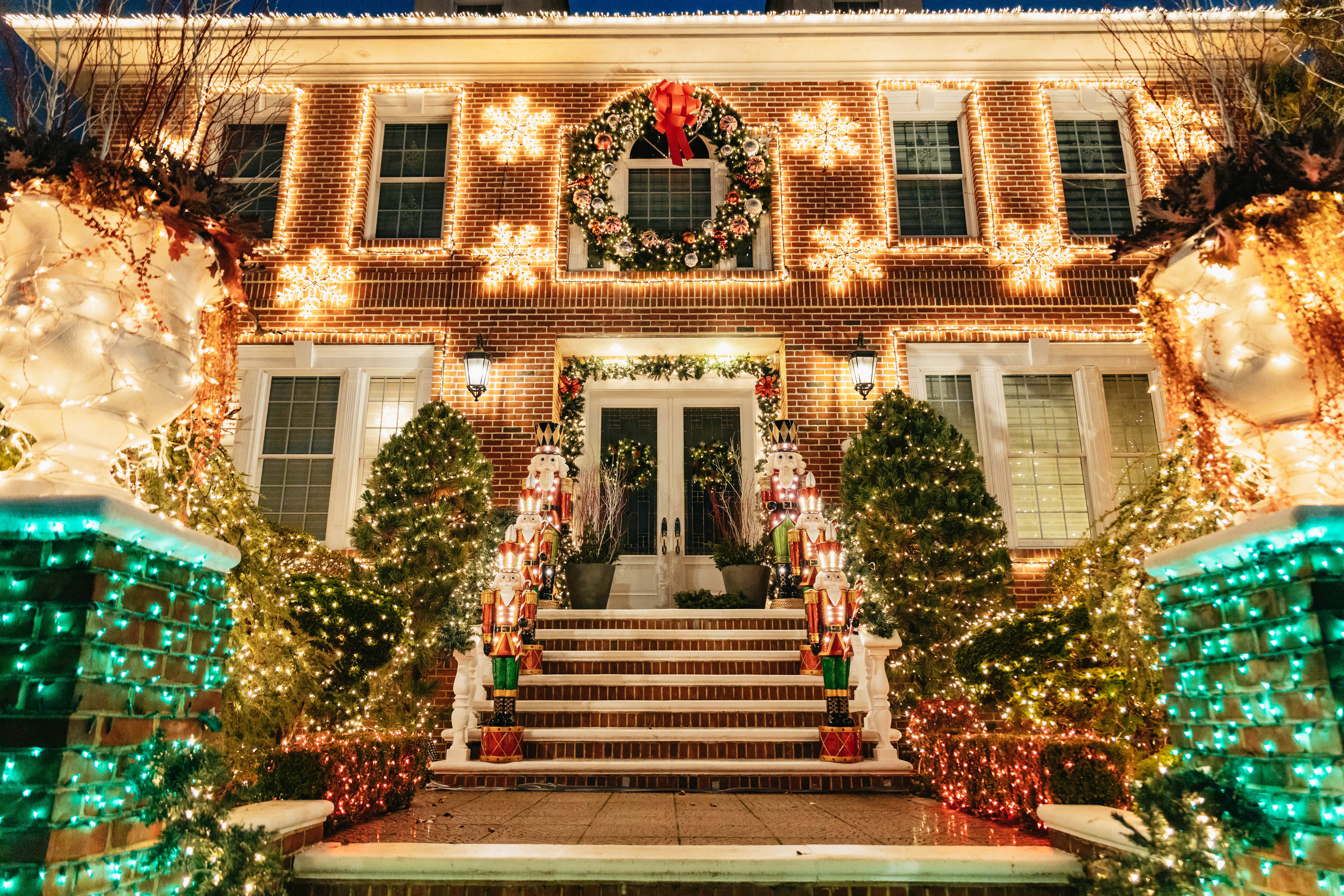 Dyker Heights Christmas Lights & Manhattan Skyline Bus Tour