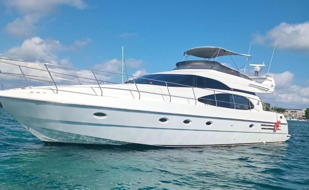Private Yacht Charter on Sun Queen with Open Bar