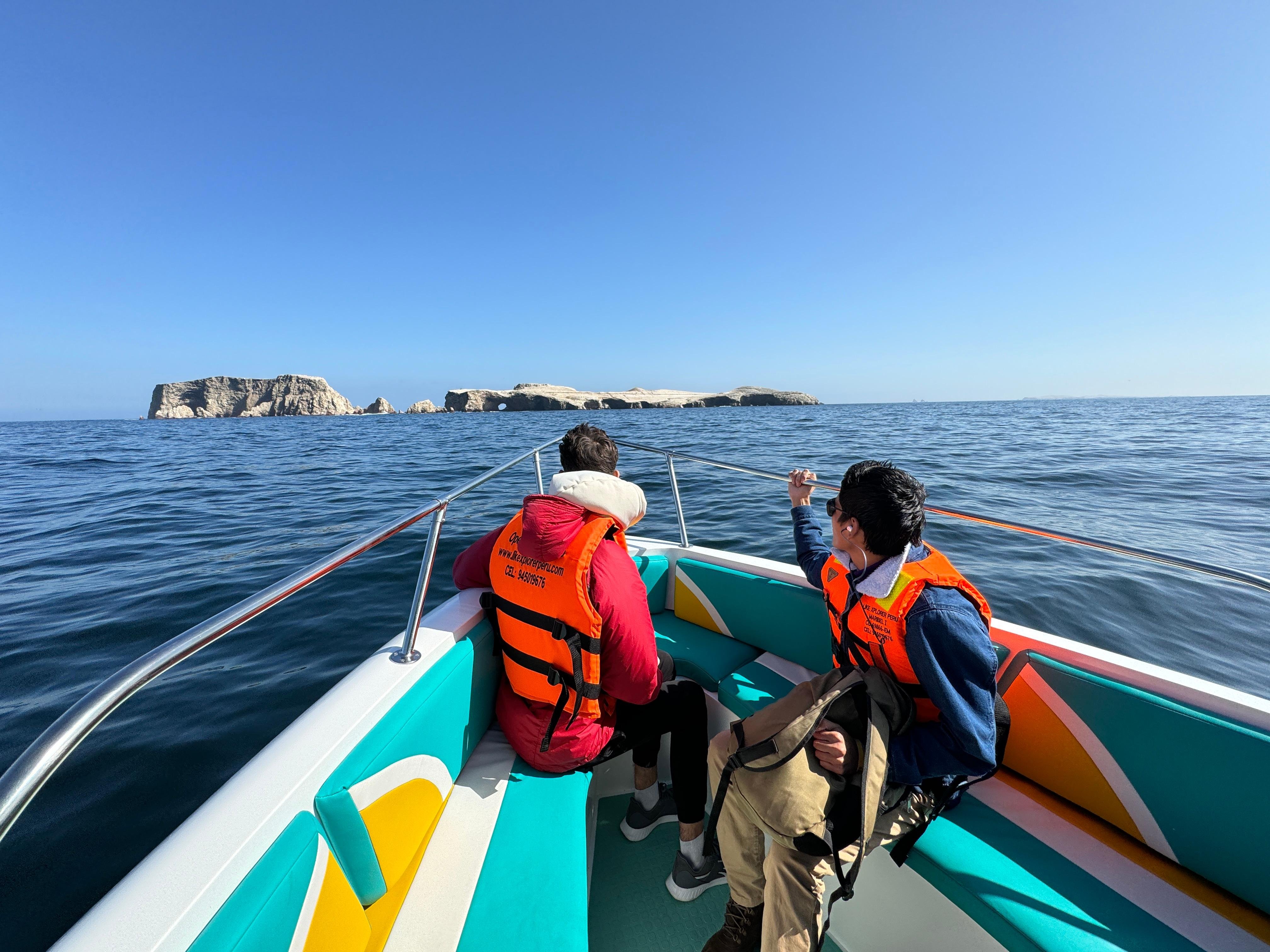 Aventura en Paracas y Huacachina: Islas, Dunas y Puesta de Sol en el Desierto