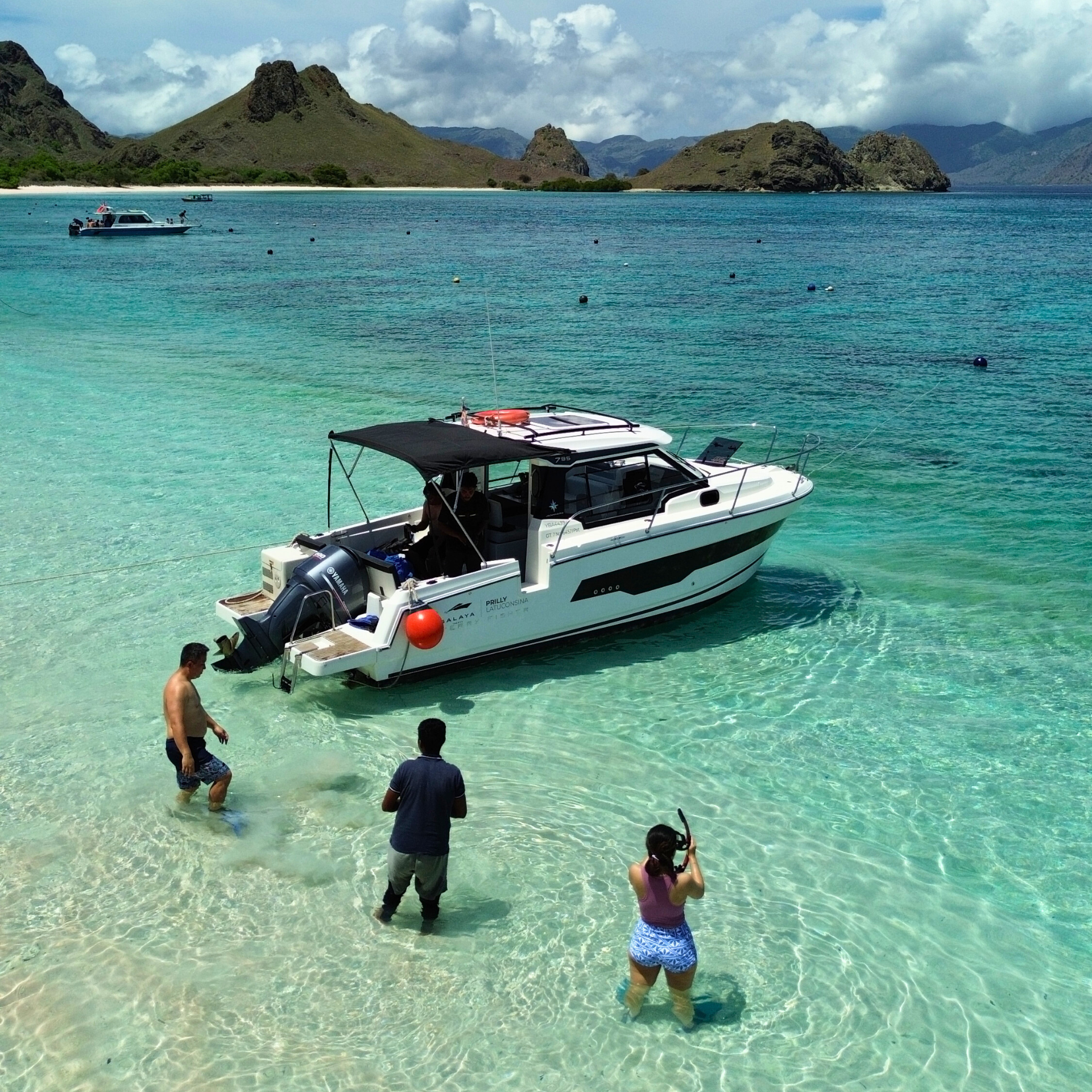 Komodo 6-Island Private Yacht Day Trip with Manta Ray Snorkeling