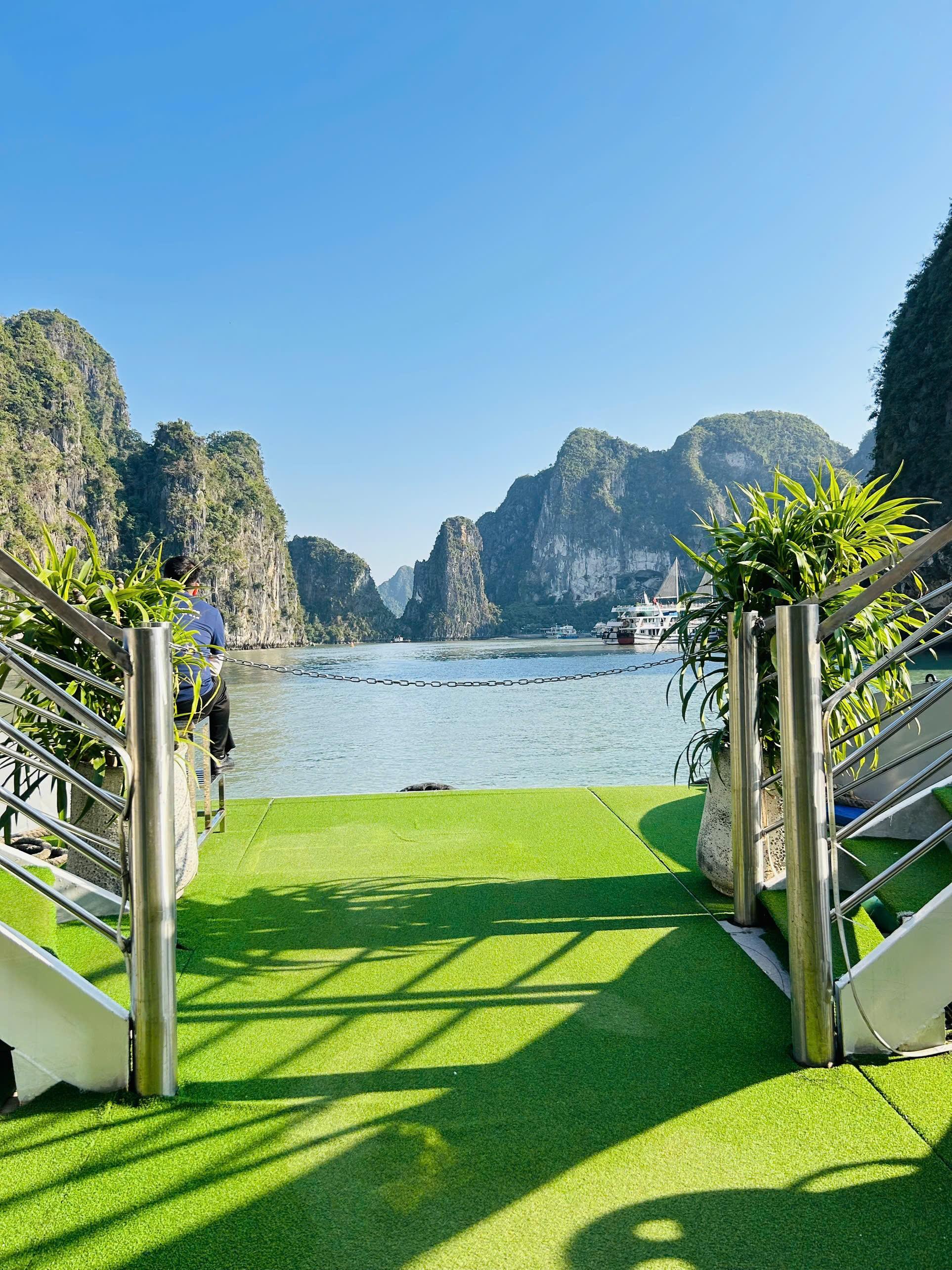 Ha Long Bay Full-Day Cruise: Caves, Kayaking & Scenic Views