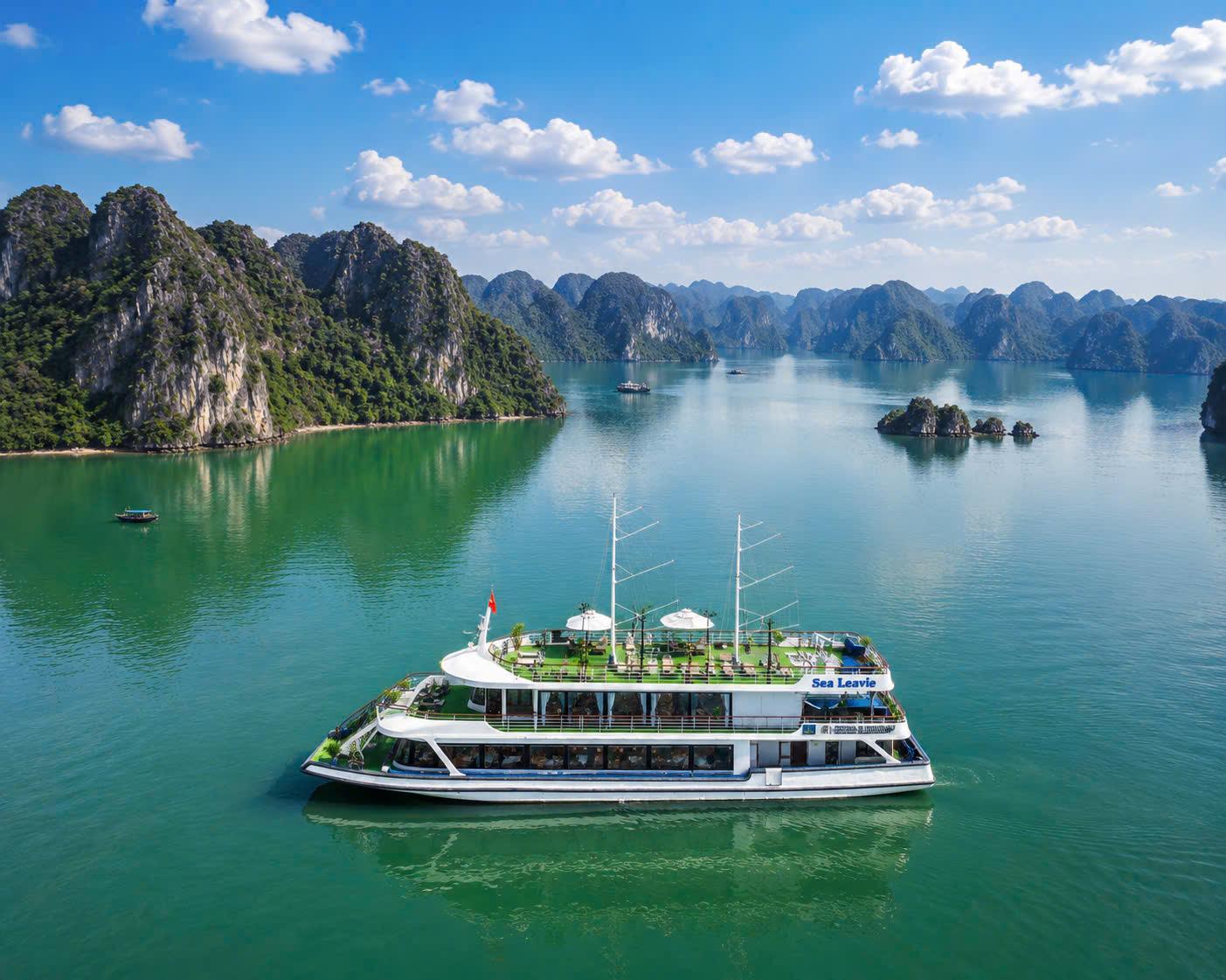 Luxury Ha Long Bay Day Cruise with Buffet & Kayaking