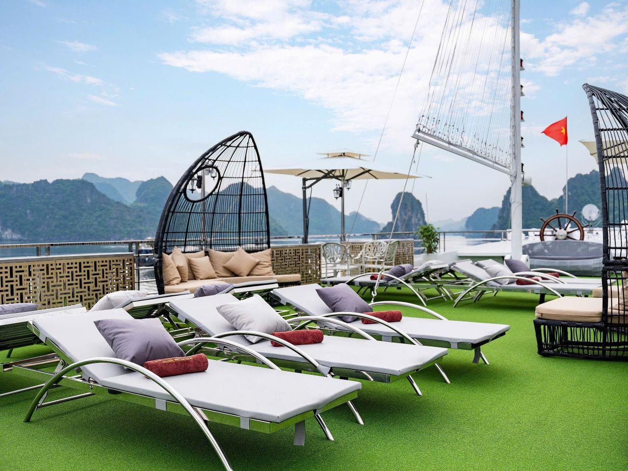Ha Long Bay Day Trip from Hanoi: Luxury or Standard Cruise with Lunch