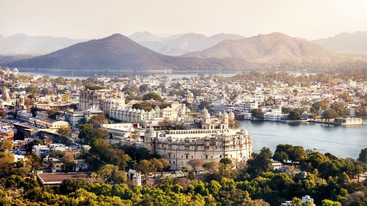 Udaipur Private City Tour: Palace, Boat Cruise & Cultural Evening