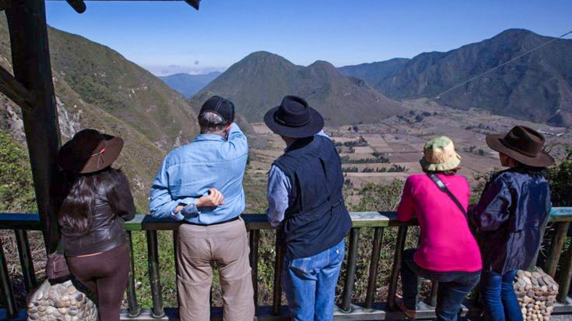 Quito: Middle of the World & Pululahua Volcano Tour