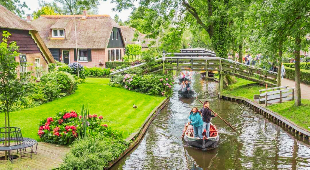 Giethoorn Day Trip from Amsterdam with Canal Cruise