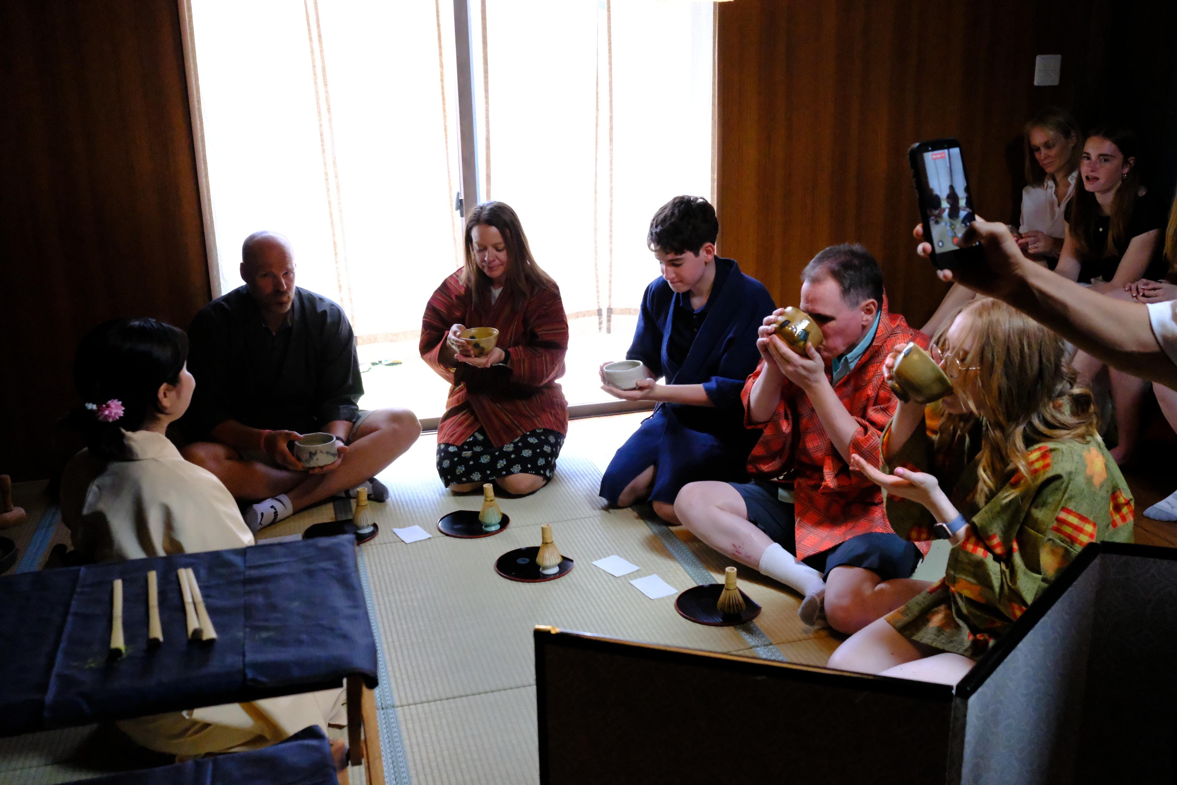Privat upplevelse i Machiya i Kyoto: Tebjudning, kalligrafi & kimono