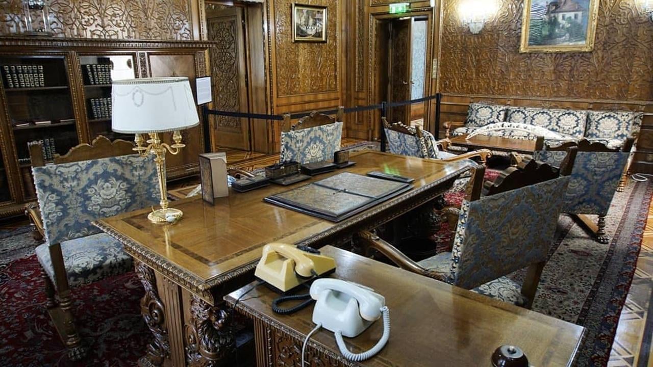 Bucharest: Ceausescu Mansion & Palace of Parliament Tour