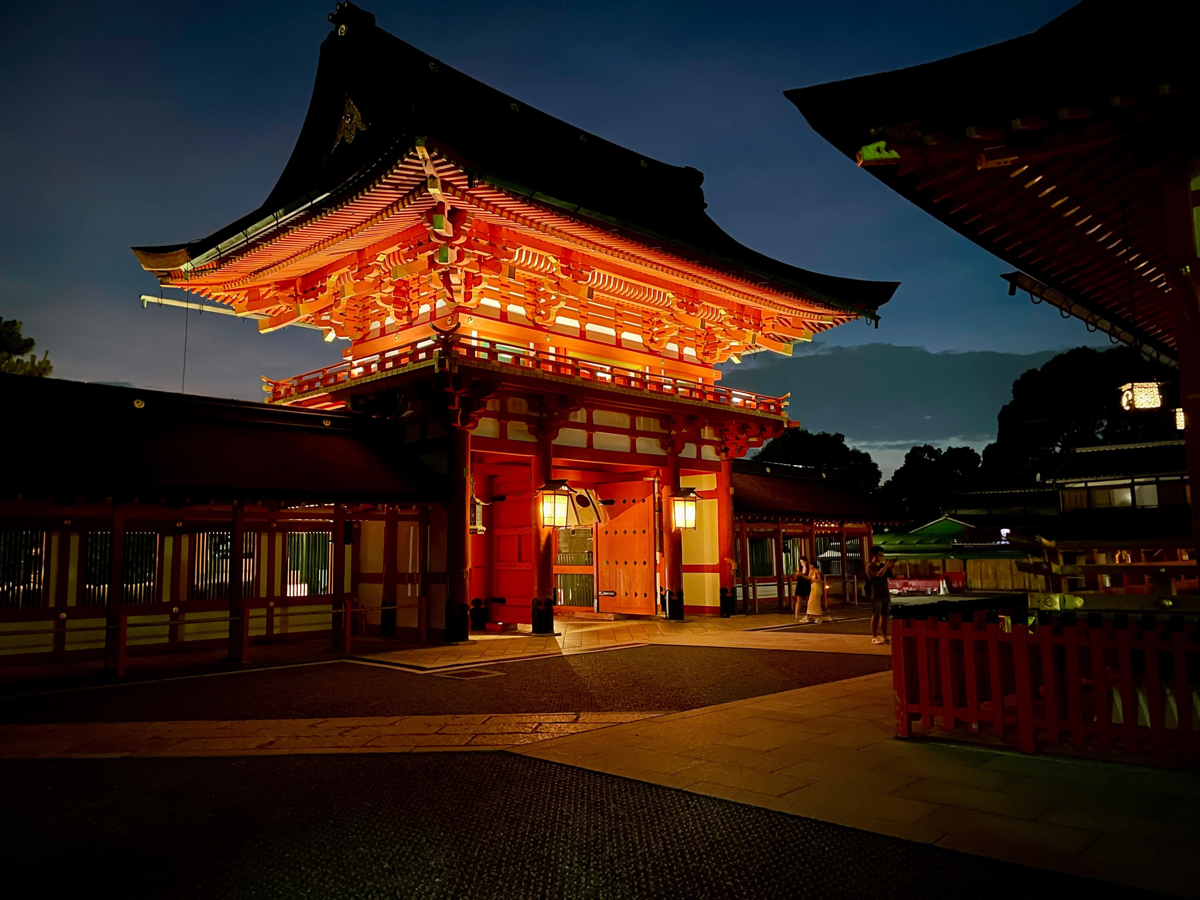 京都 伏見稲荷 夜のウォーキングツアー（ガイド付き）
