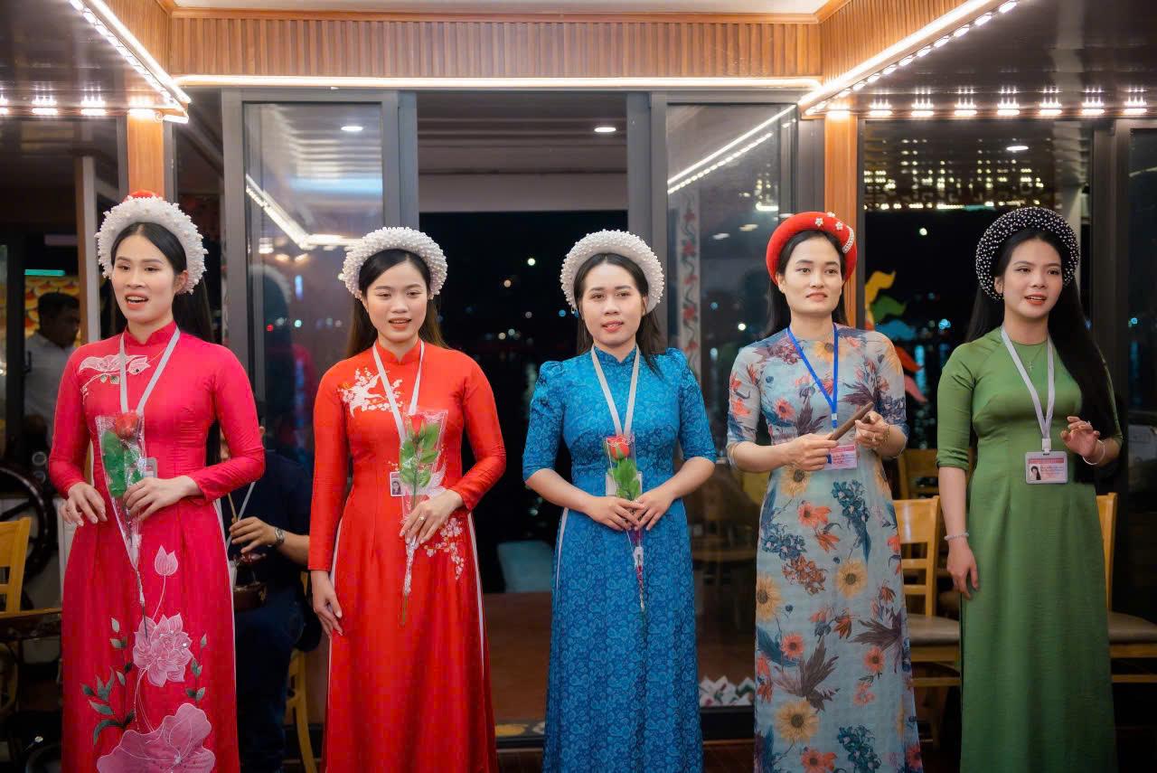 Perfume River Dinner Cruise with Hue Folk Music & Dining