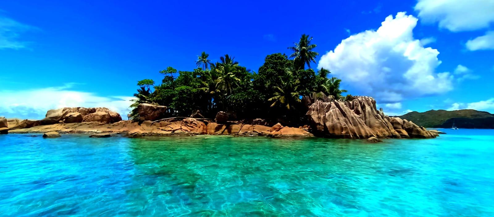 Praslin: Curieuse & St Pierre Island Day Trip with Creole BBQ