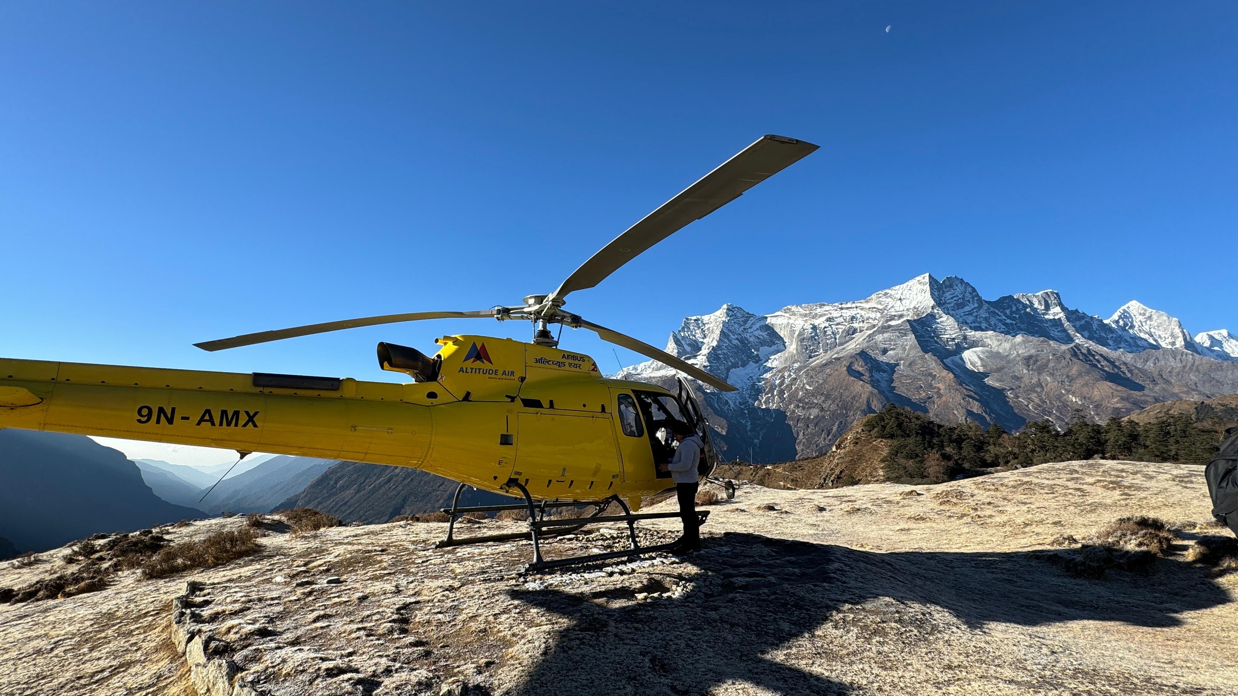 Kathmandu: Everest Helicopter Tour with Landing & Breakfast