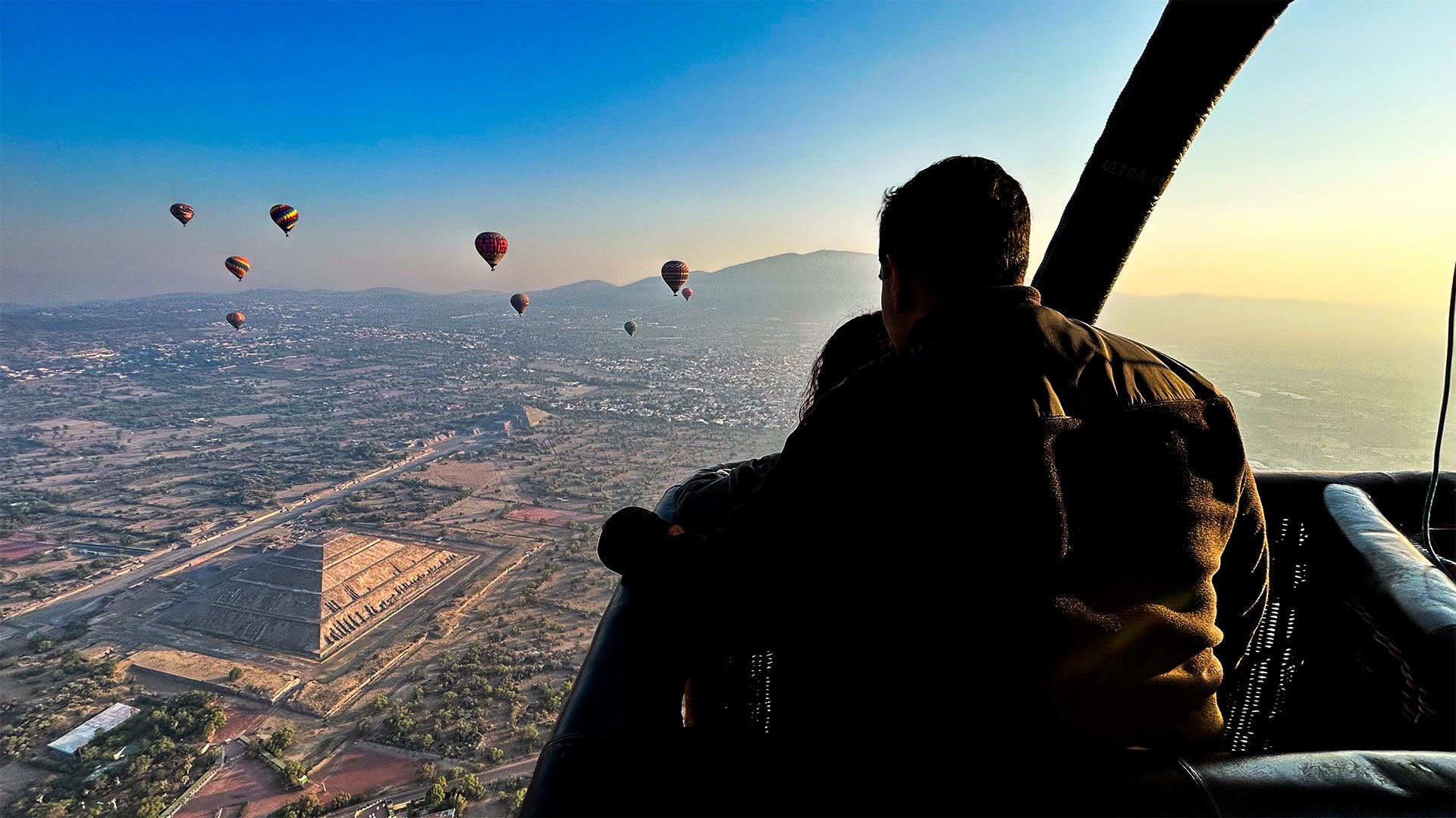Teotihuacan Sunrise Hot Air Balloon Flight with Breakfast
