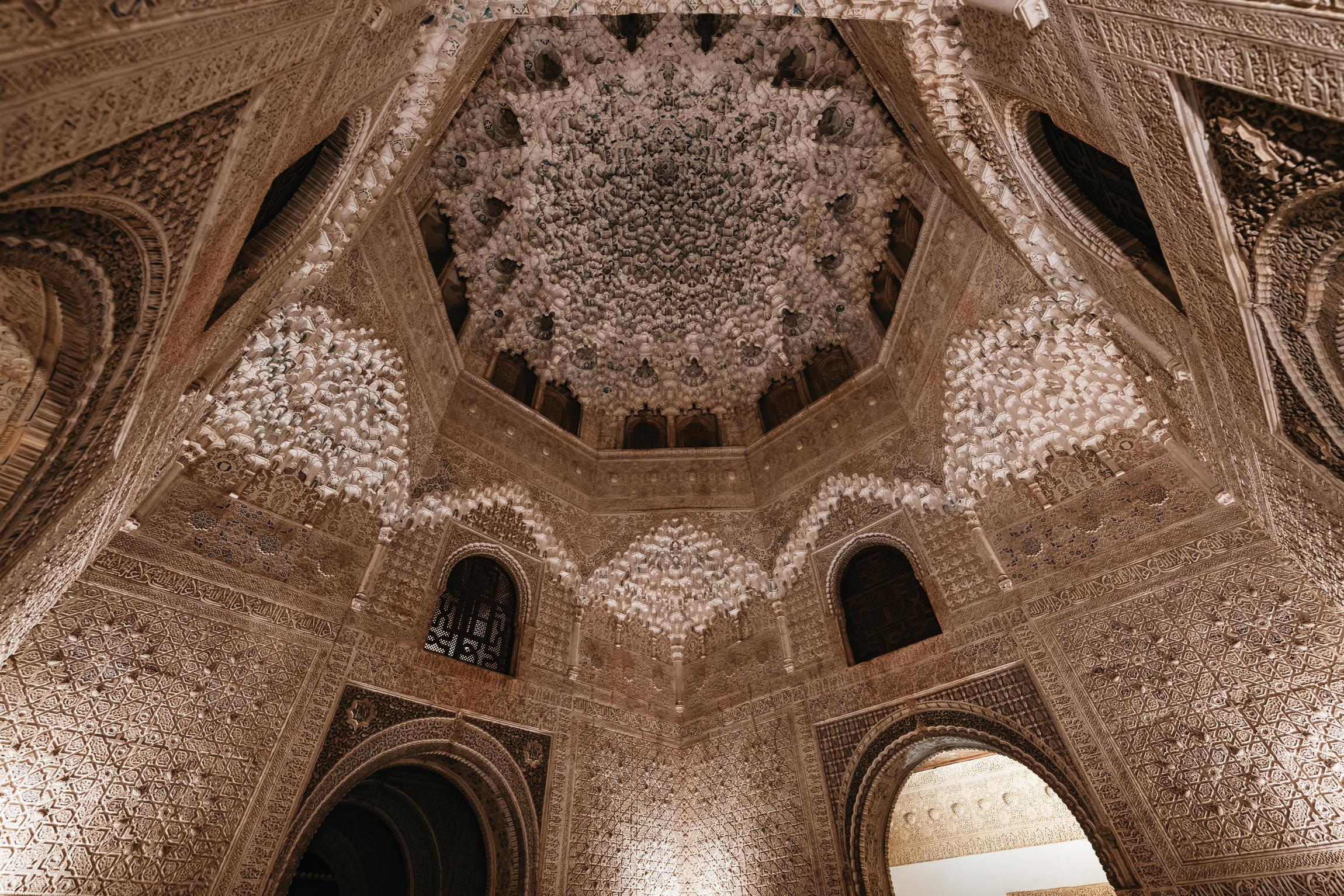 Alhambra & Nasrid Palaces: Exclusive Evening Guided Tour