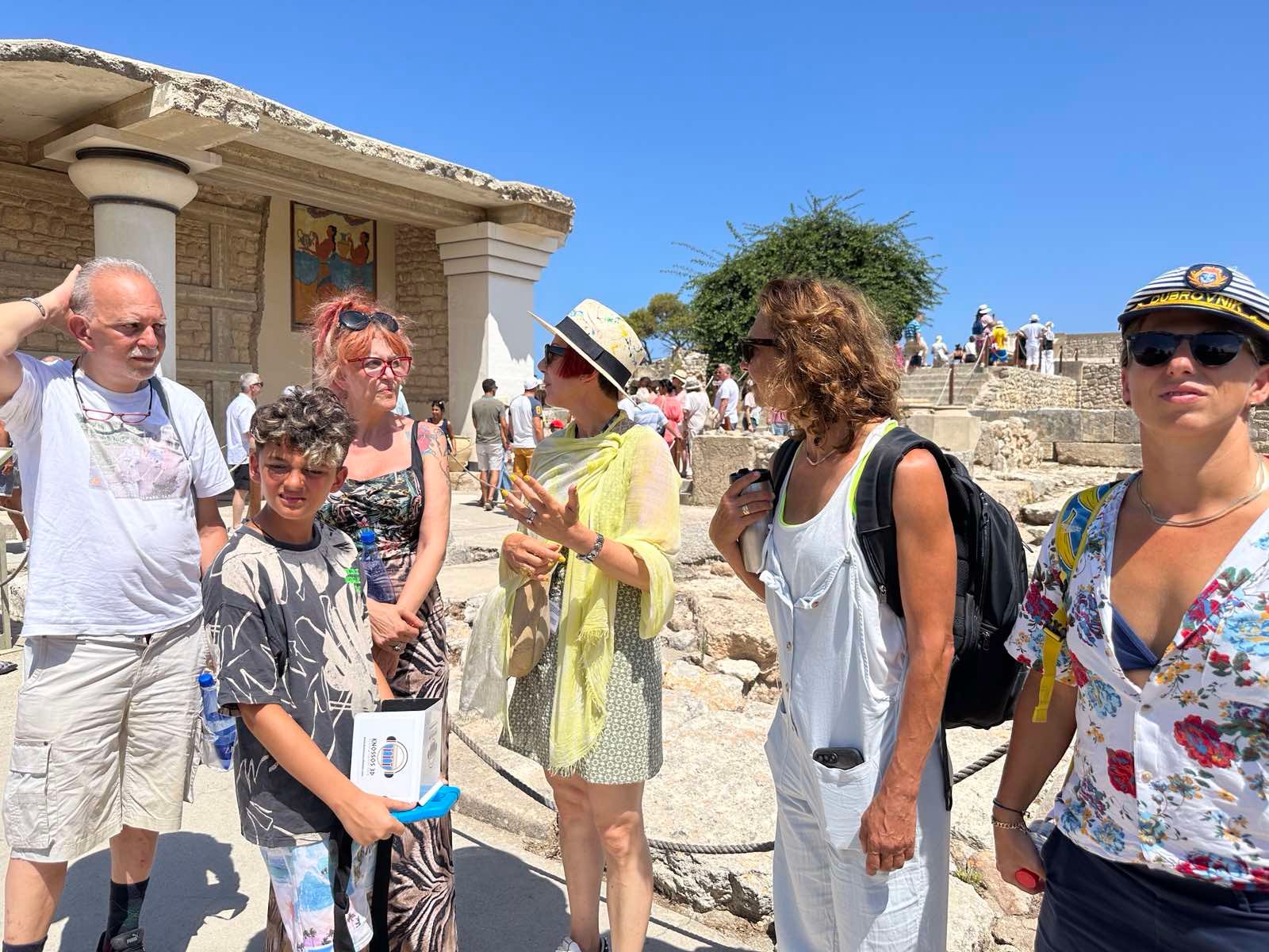 Knossos Palace guided tour Crete — Minoan throne room, grand staircase, bull-leaping frescoes, central court — image 3