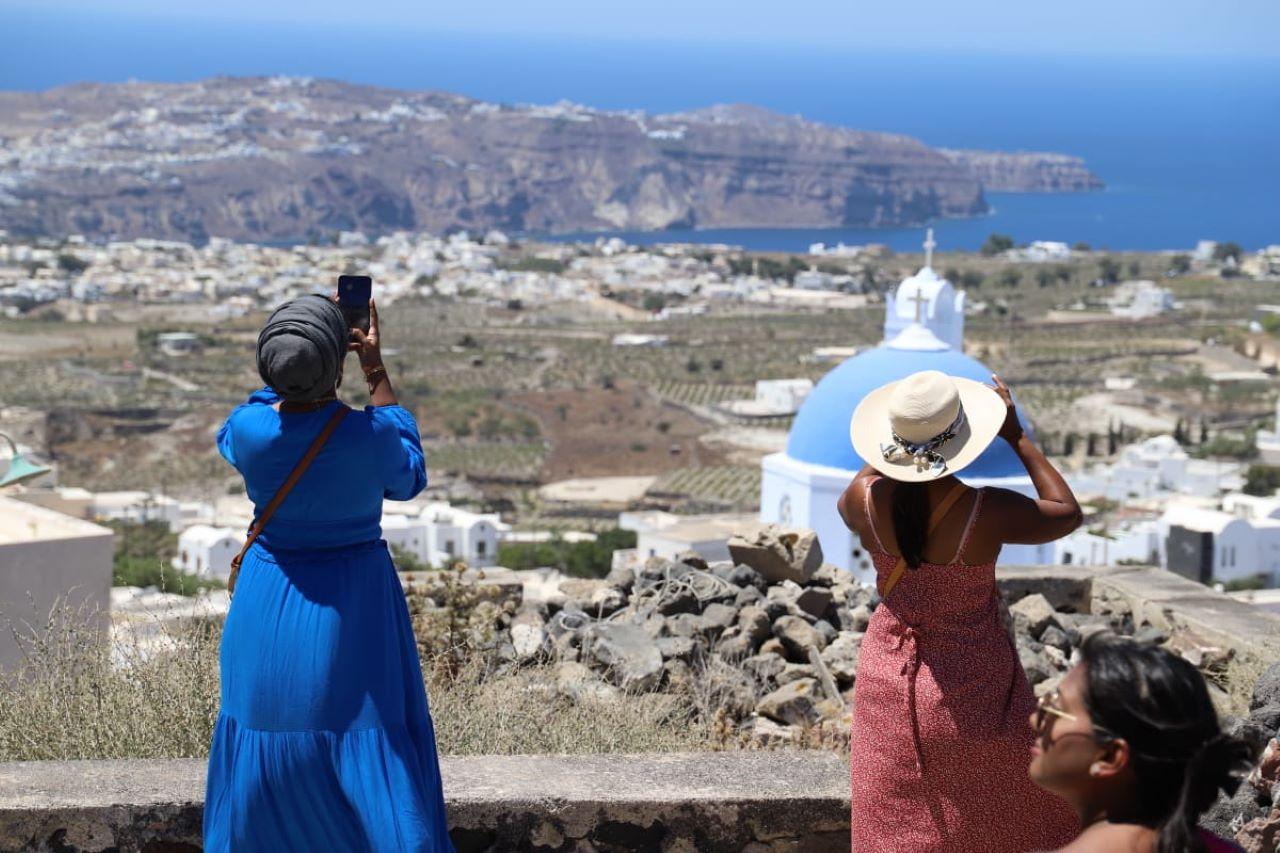 Santorini: Top Sights Day Trip, Wine Tasting, & Oia Sunset