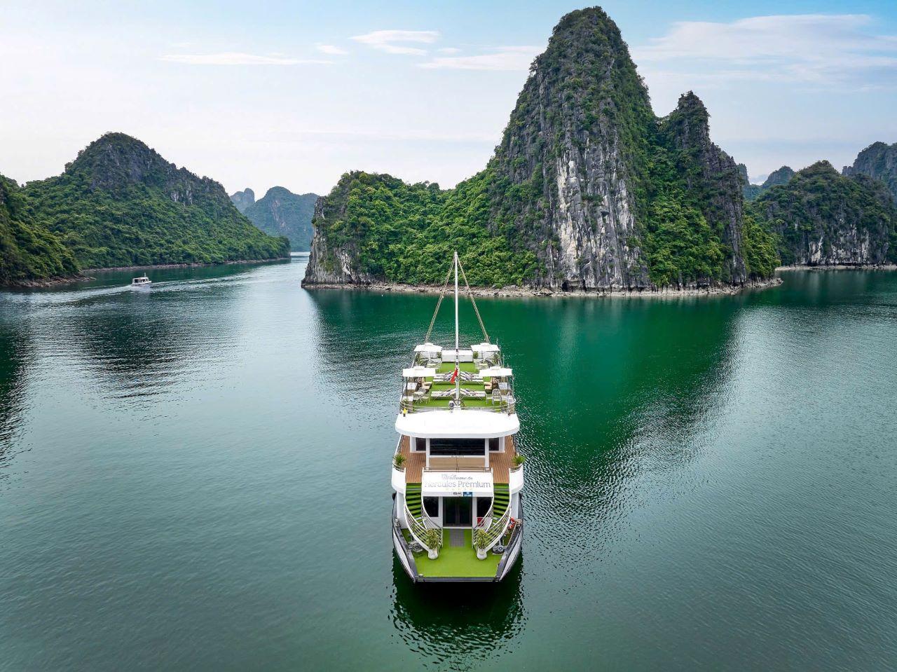 Ha Long Bay Day Trip from Hanoi: Luxury or Standard Cruise with Lunch