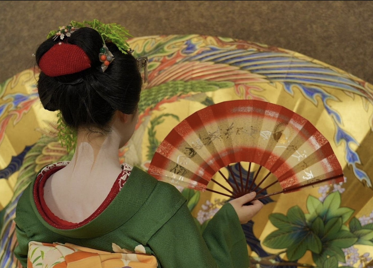 Tour a pie por Gion, espectáculo de aprendiz de geisha y juego tradicional de abanico