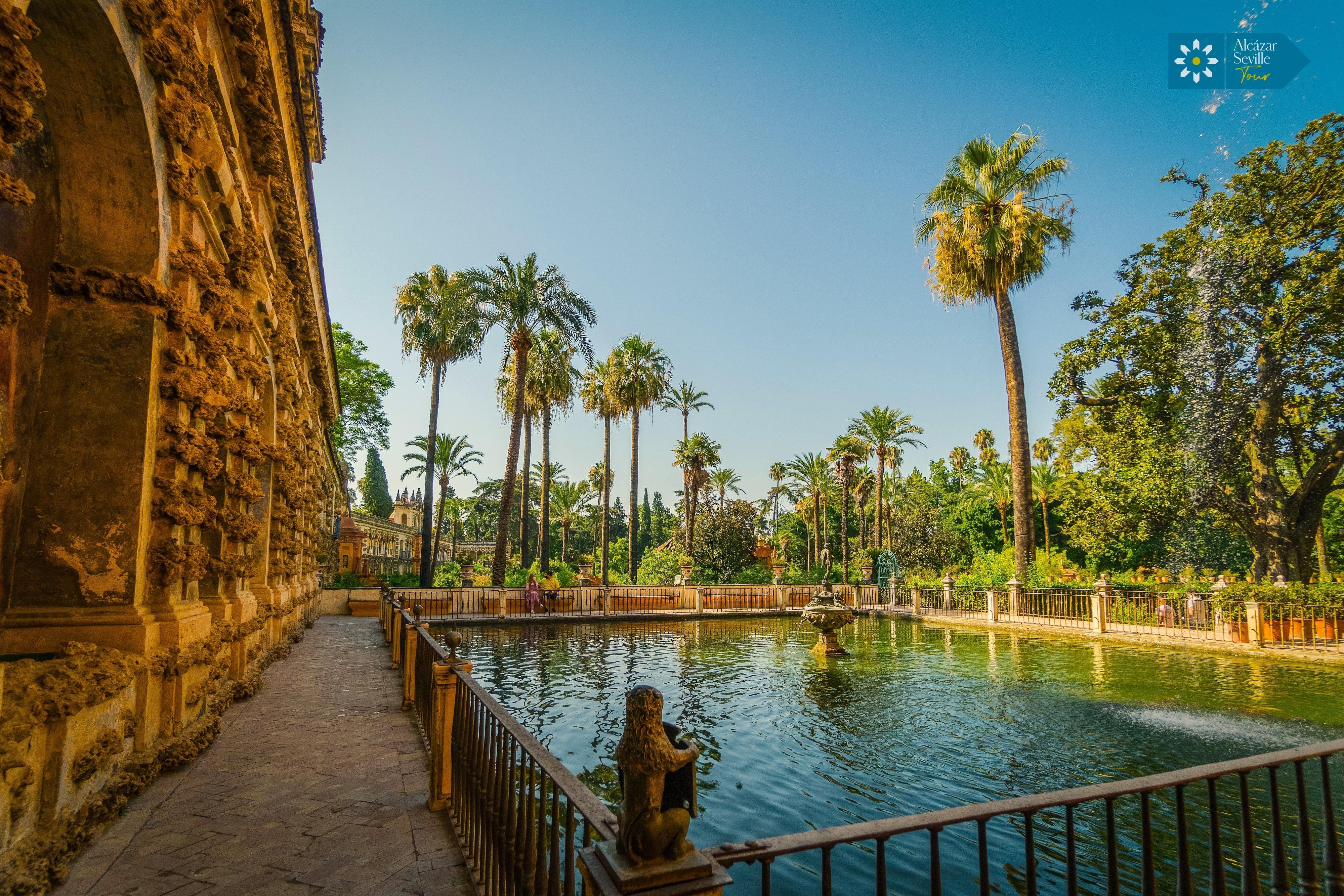 Seville: Guided Alcázar, Cathedral & Giralda Express Tour