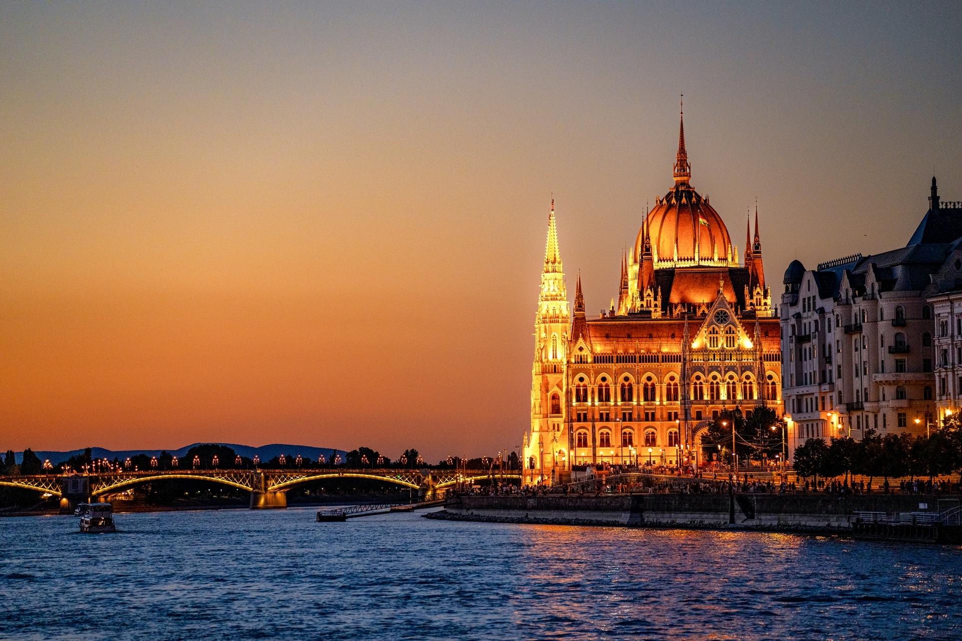 Budapest: Premium Sightseeing Cruise with Tokaj Frizzante