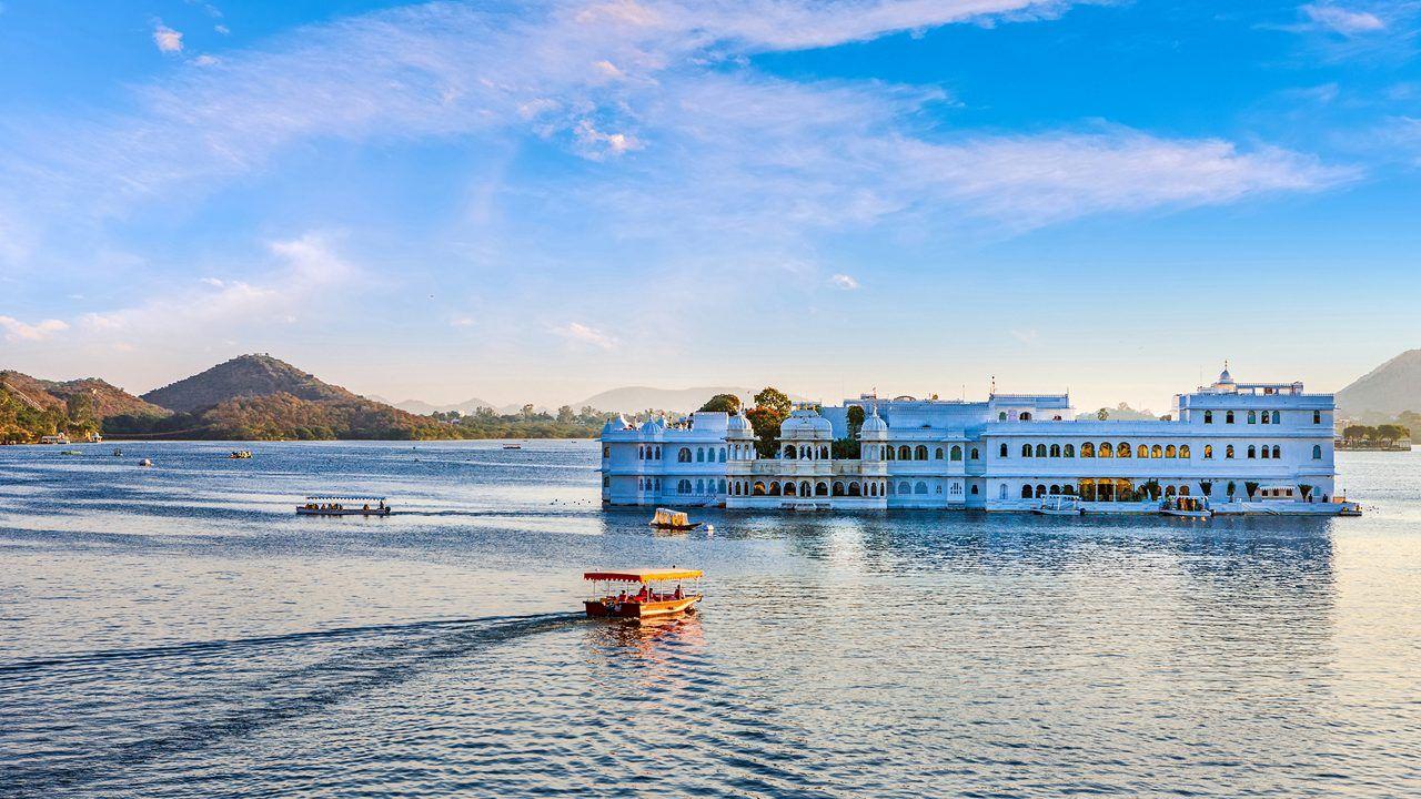 Udaipur Private City Palace, Lake Cruise & Cultural Dance Tour