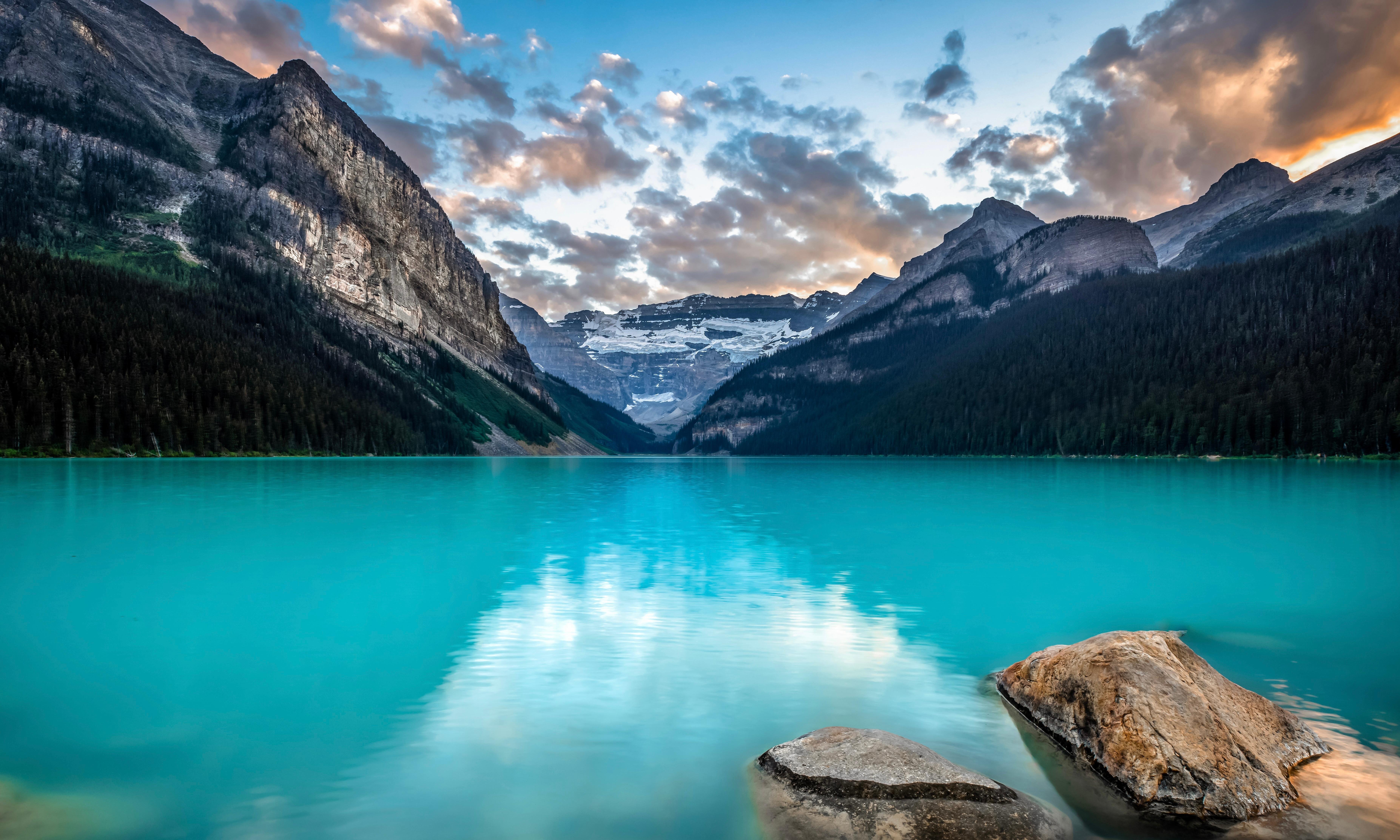 Moraine Lake shuttle tour — glacial turquoise lake and Valley of the Ten Peaks in Banff National Park — image 3