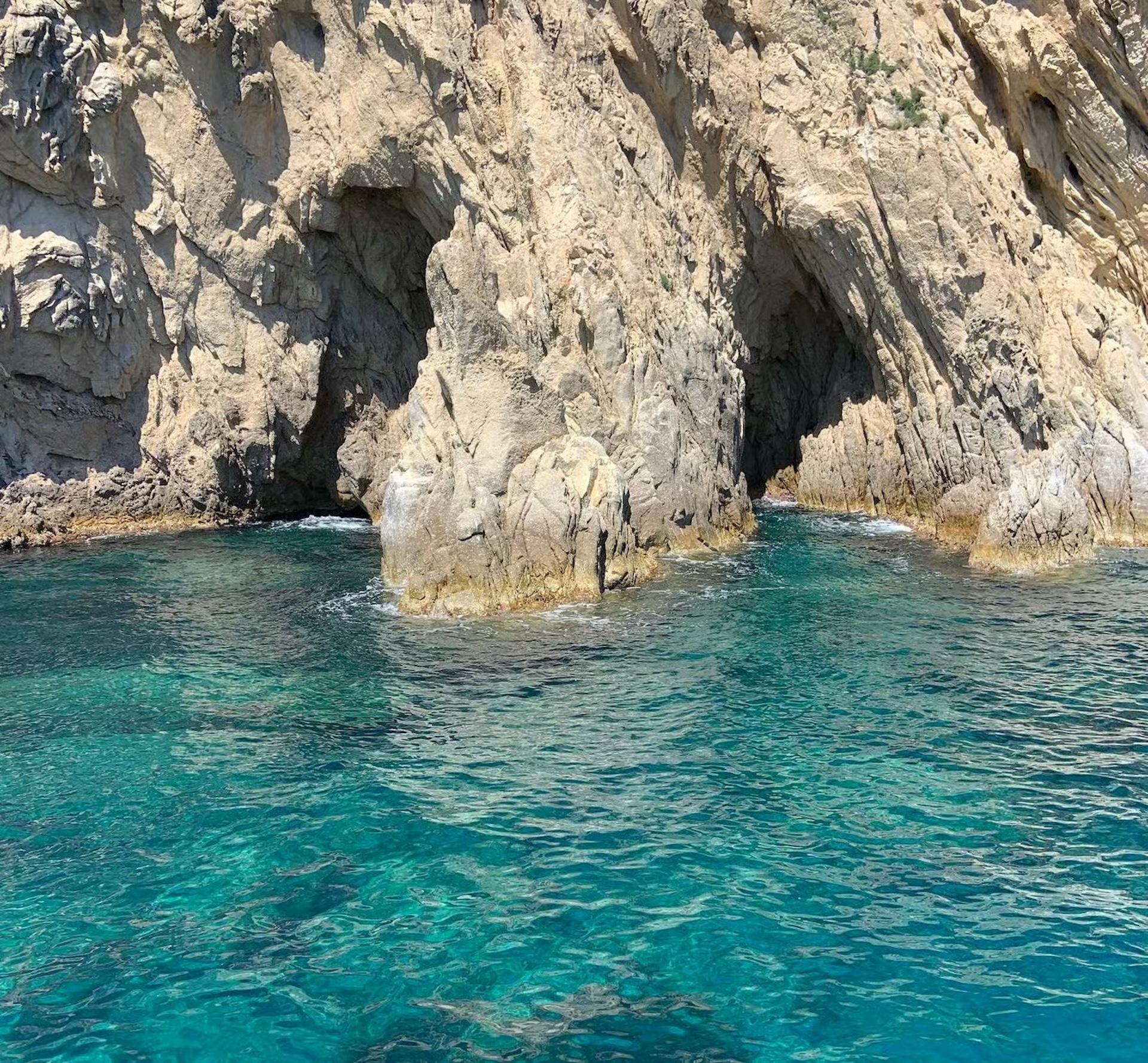 Elba Island Boat Tour: Pomonte Wreck & Blue Grotto