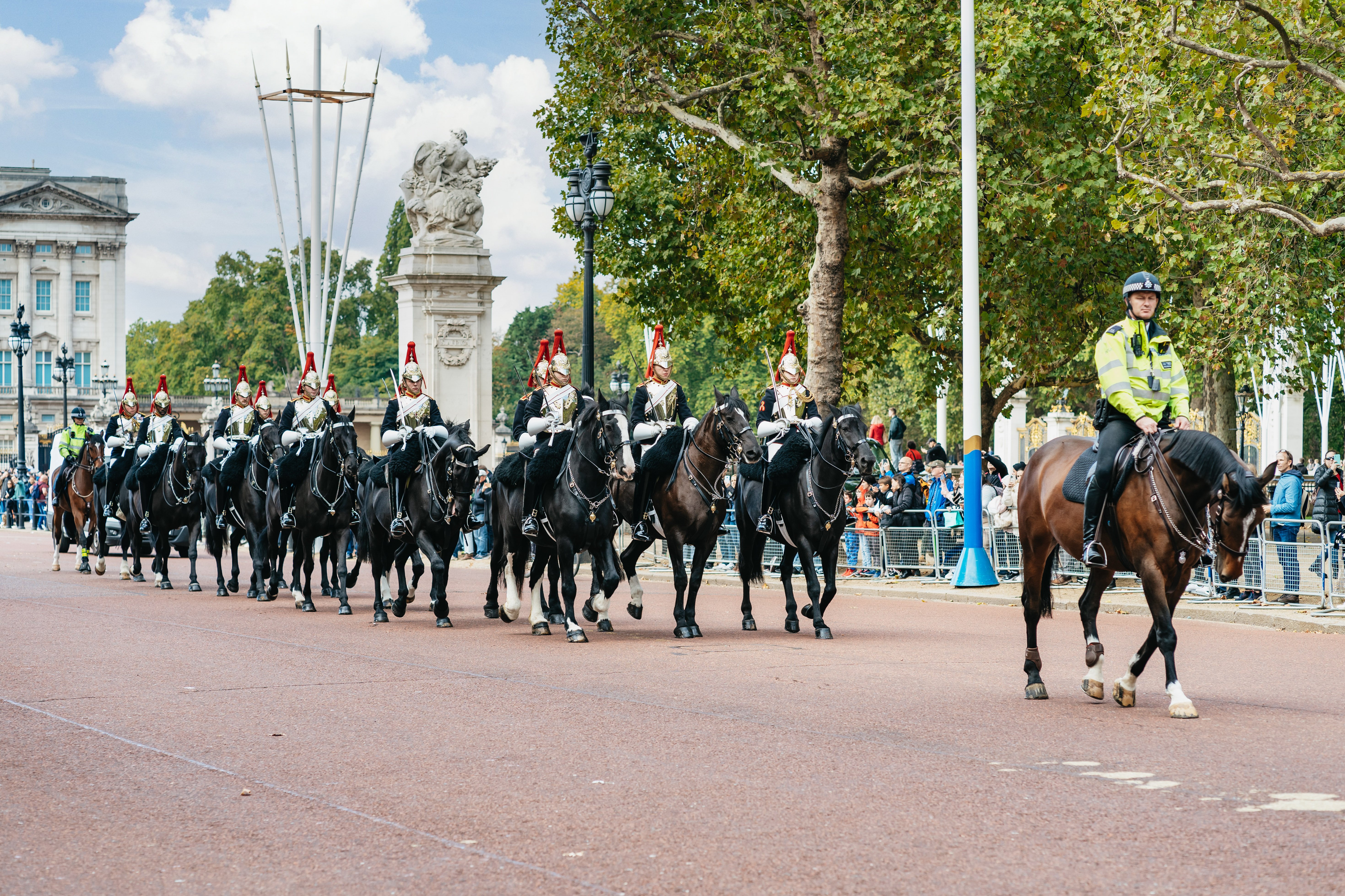 London: Changing of The Guard Tour with Expert Guide - Buckingham Palace tour and royal London scenery
