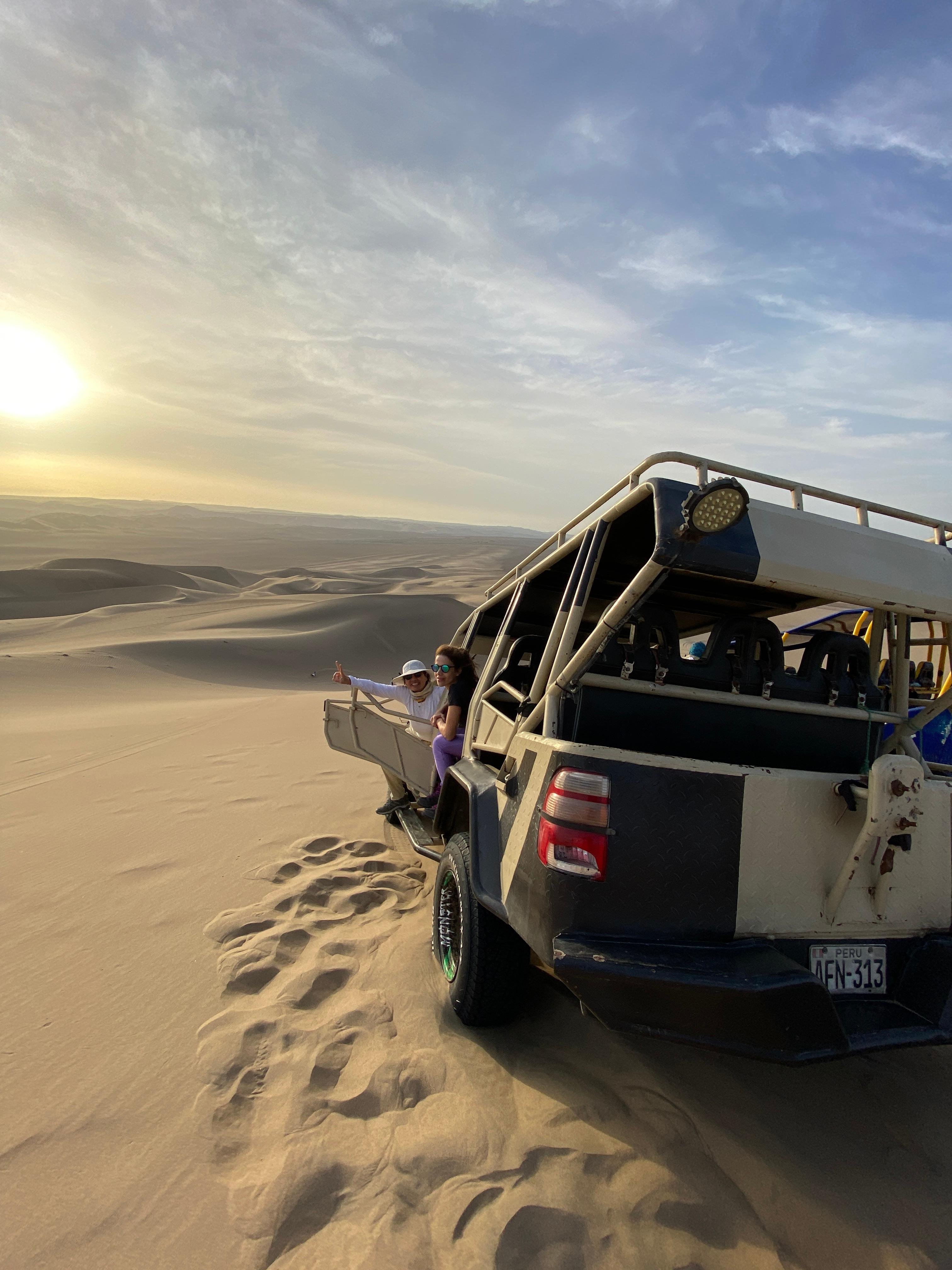 Aventura en Paracas y Huacachina: Islas, Dunas y Puesta de Sol en el Desierto
