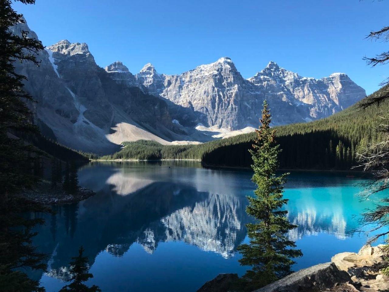 Banff & Canmore: Moraine Lake & Lake Louise Hike, Canoe & Sightsee