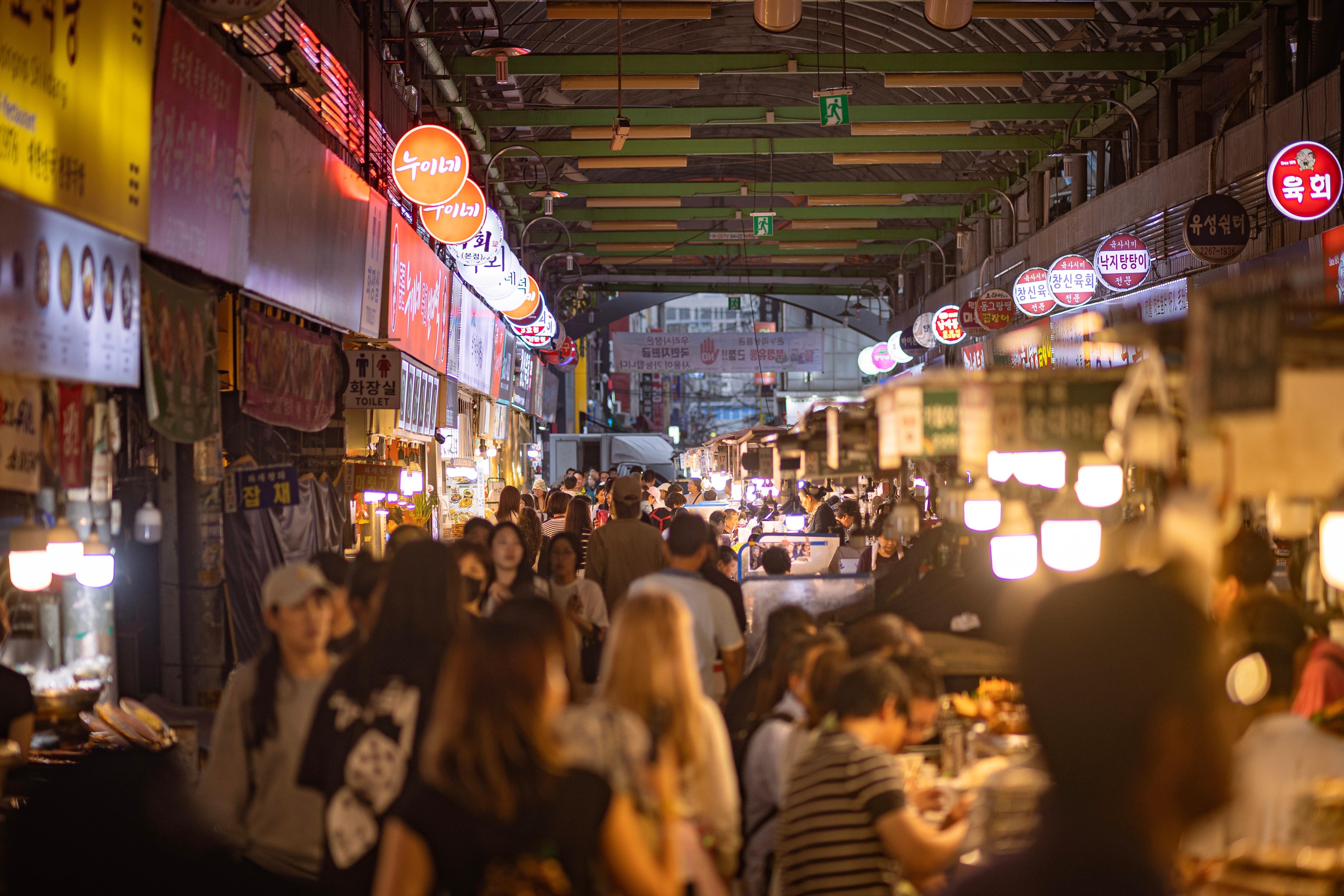 Seoul Highlights: Palace, Hanok Villages & Gwangjang Market