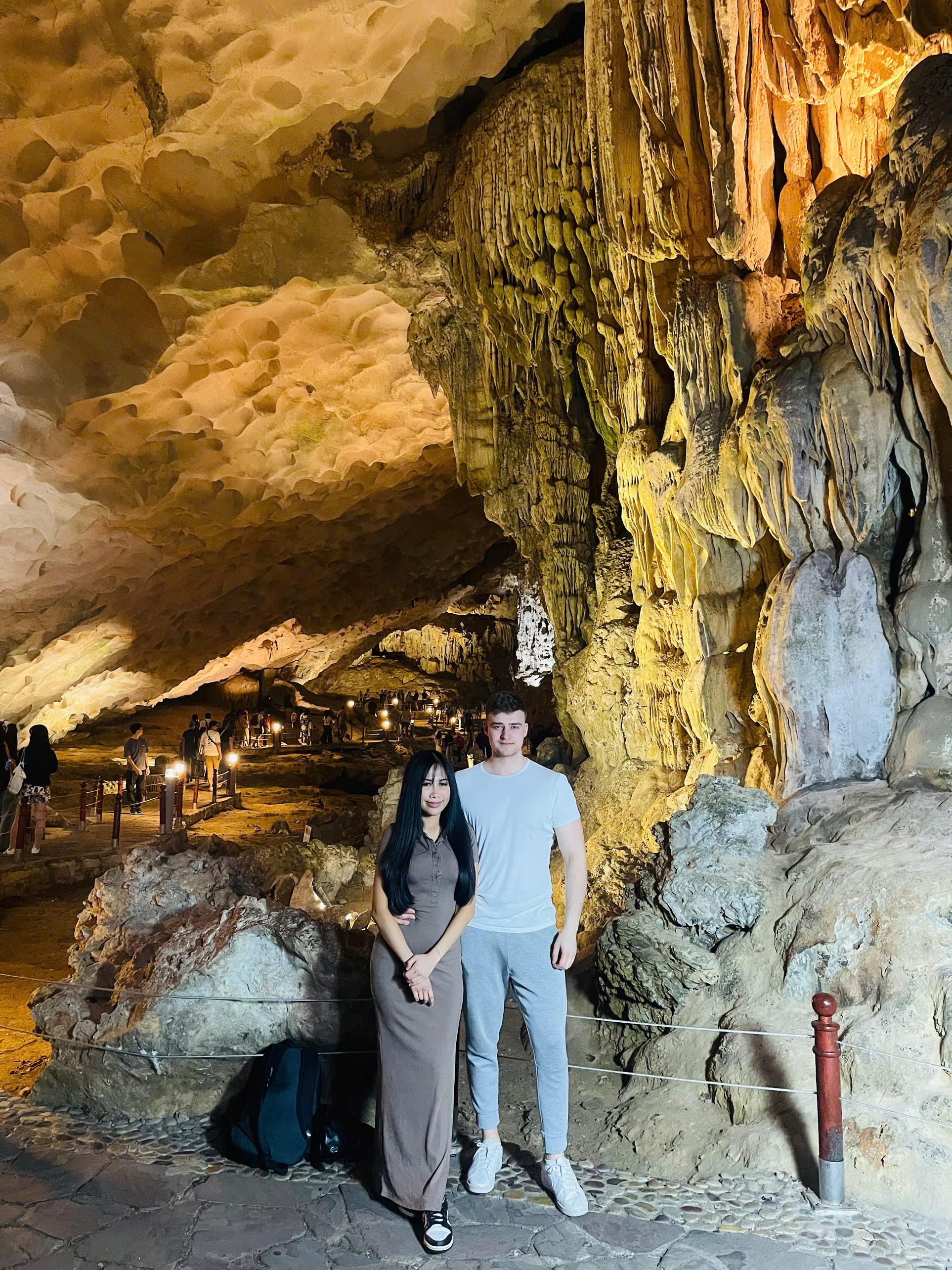 Luxury Ha Long Bay Day Cruise with Buffet & Kayaking