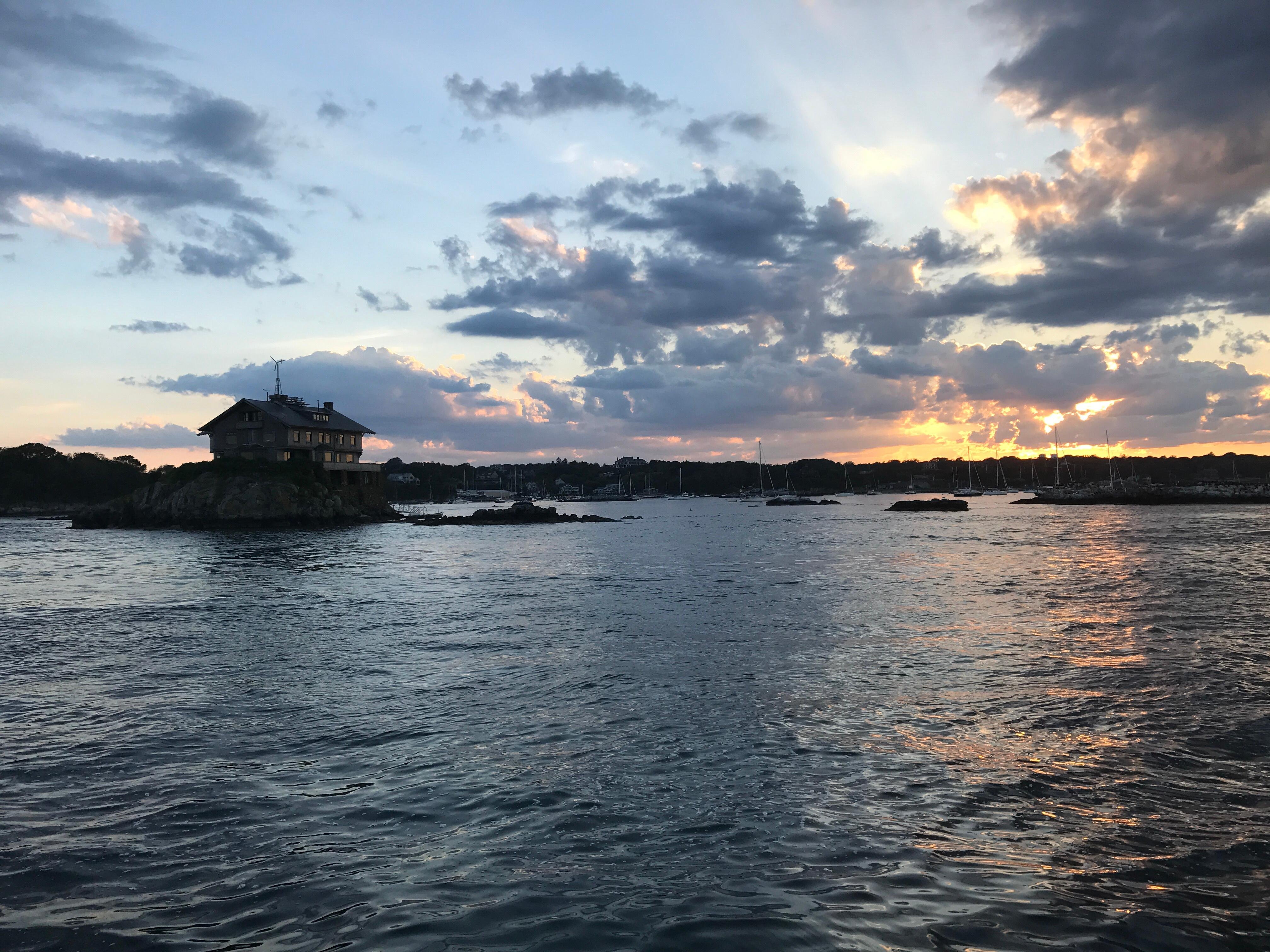 Newport: Sunset Champagne Sailing Cruise