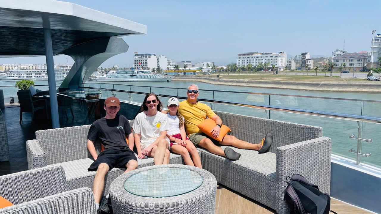 Halong & Lan Ha Bay Luxury Day Cruise with Kayaking, Cave & Cooking Class