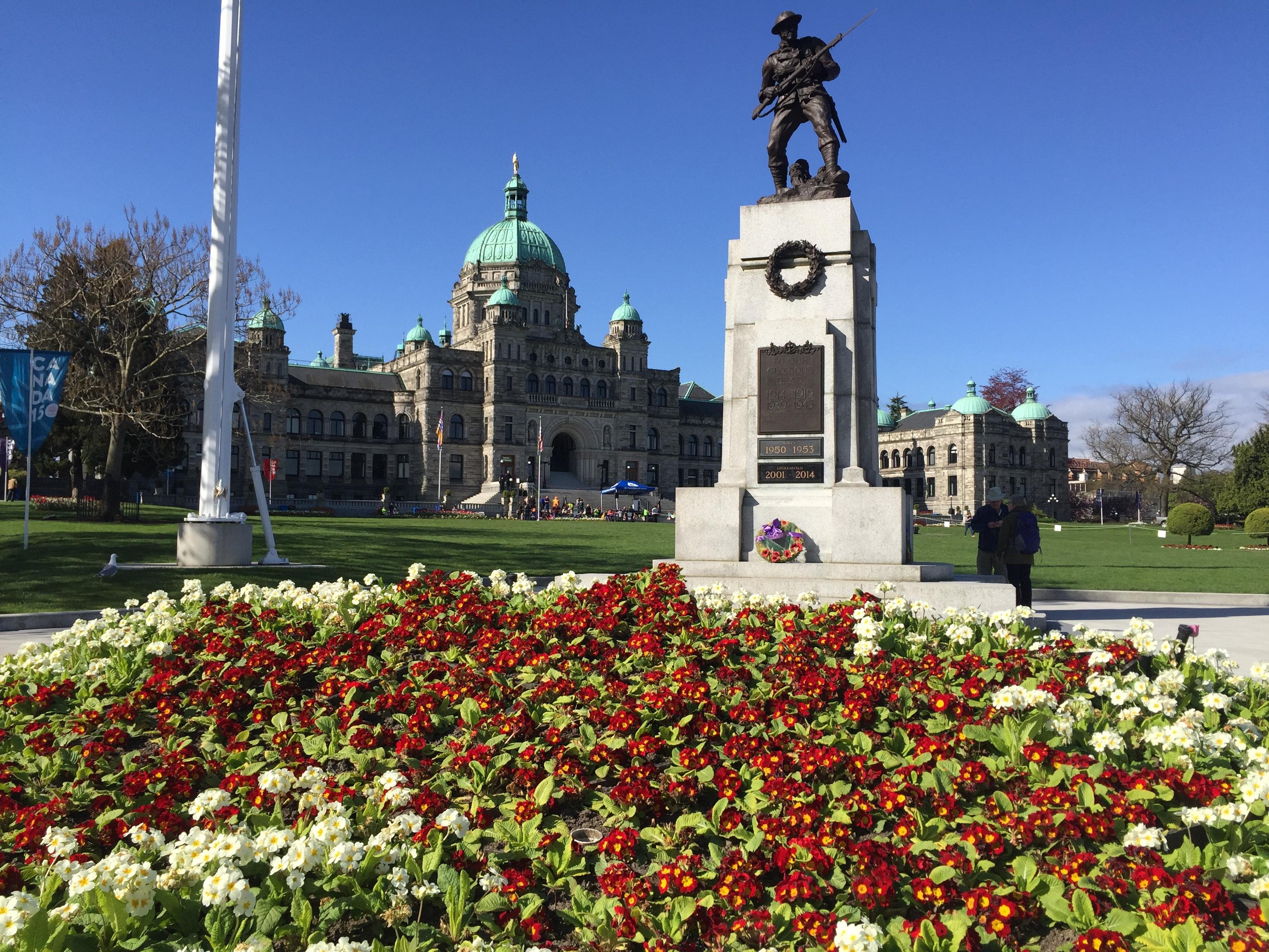 Victoria City Highlights & Butchart Gardens Guided Combo
