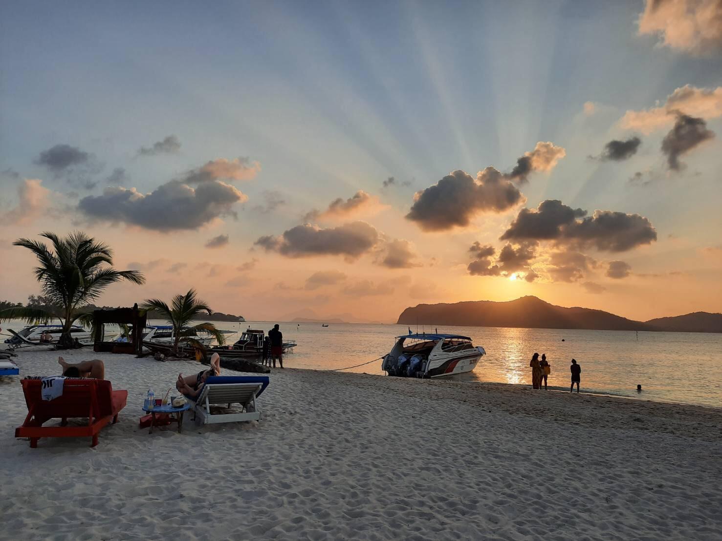 Sunset Snorkeling & Pig Island Tour with Thai Dinner