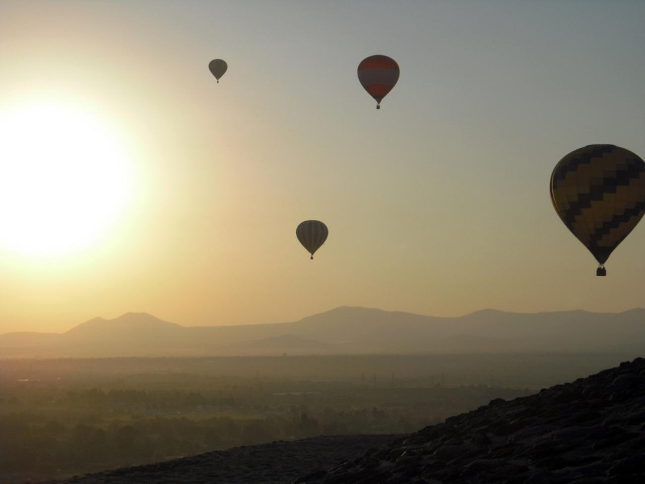Teotihuacan Sunrise Hot Air Balloon Flight & Cultural Tour