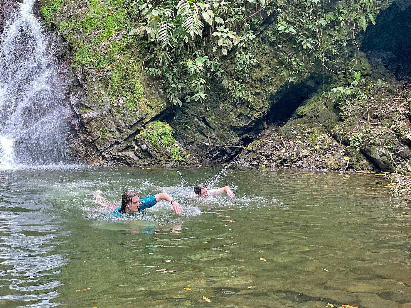 Pacuare River Whitewater Rafting: Class III–IV Rapids Day Trip from San José
