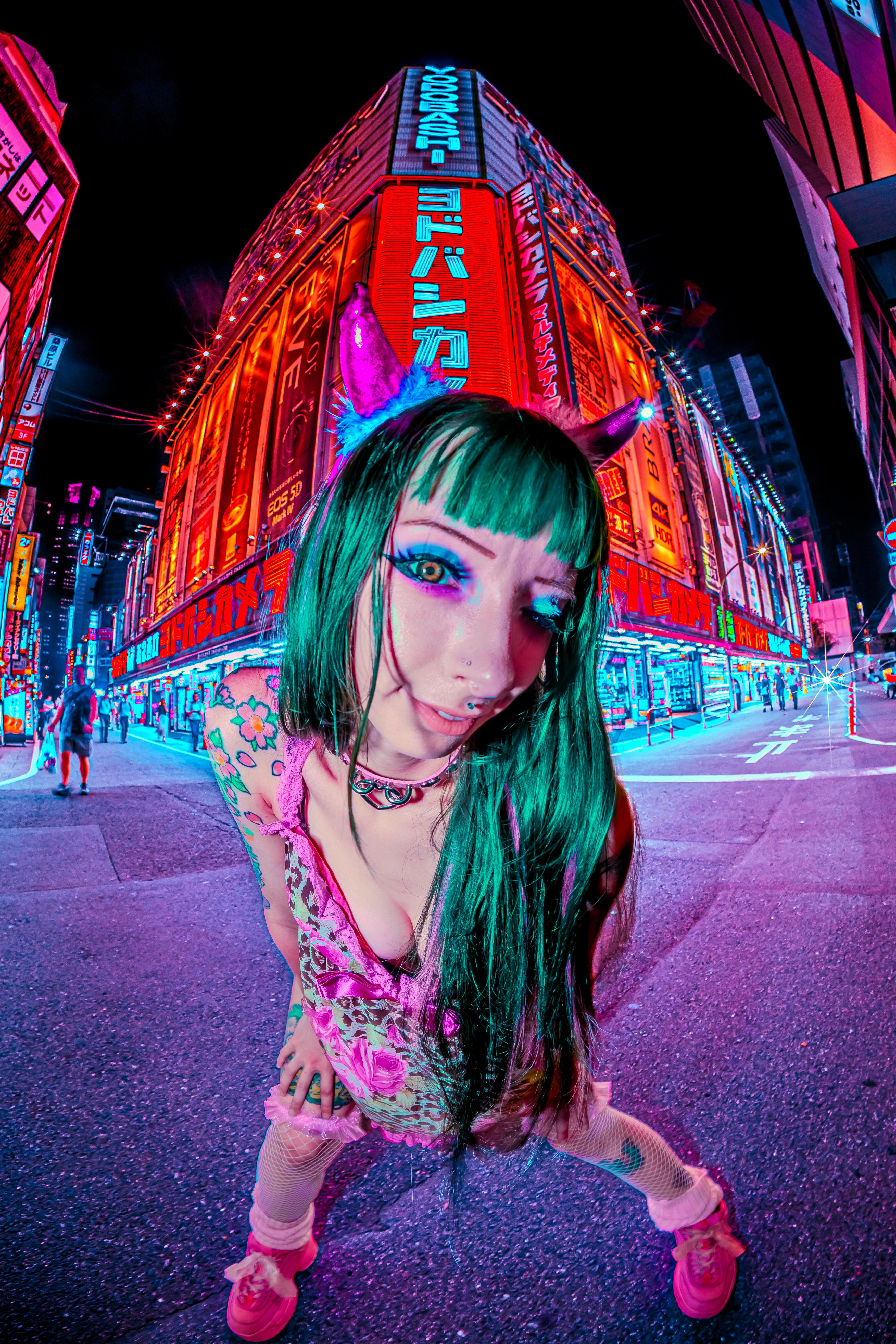 Tokyo Neon Photo Session w English Speaking Photographer