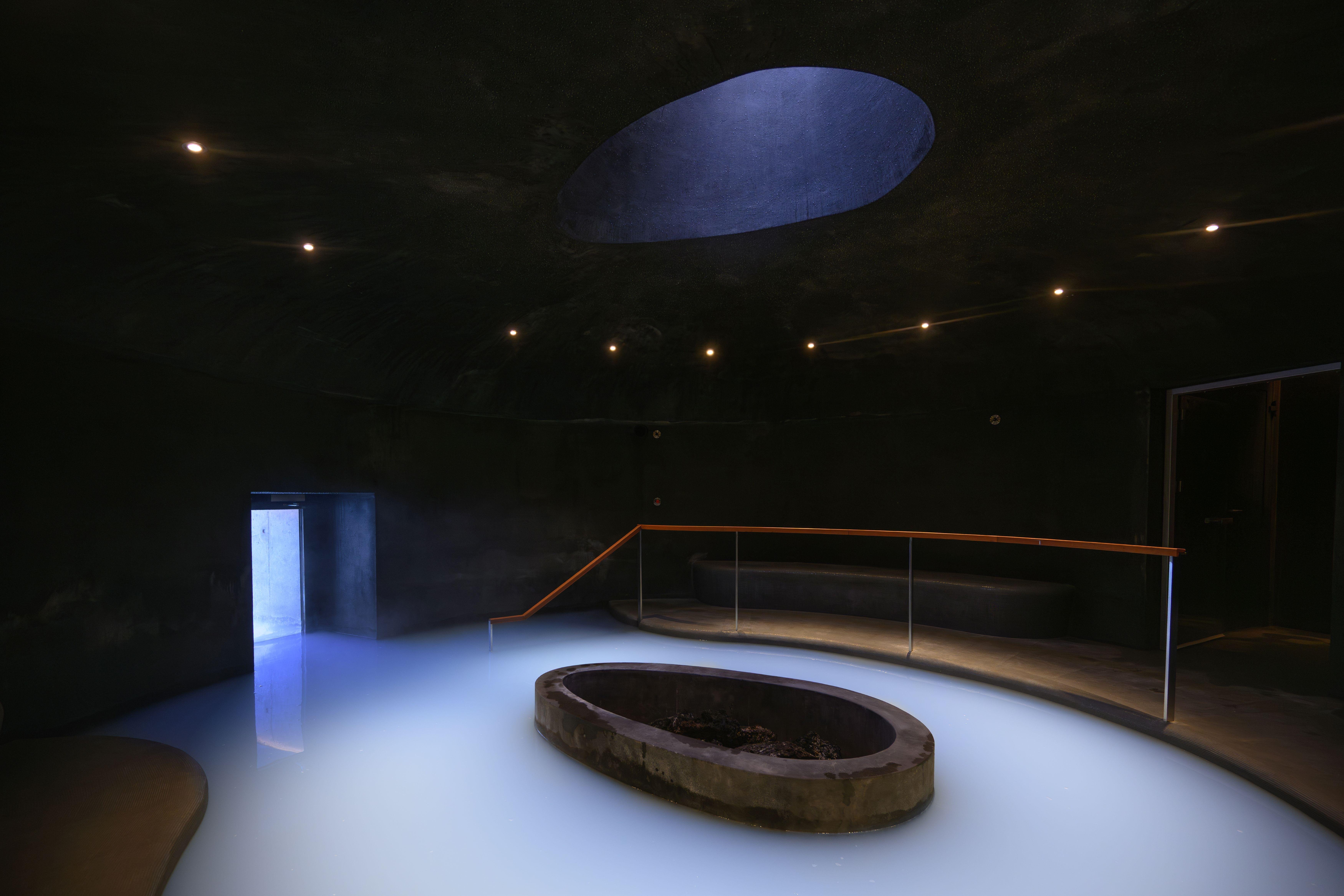 Blue Lagoon geothermal spa with the silica mud mask, Grindavik Iceland — photo 9
