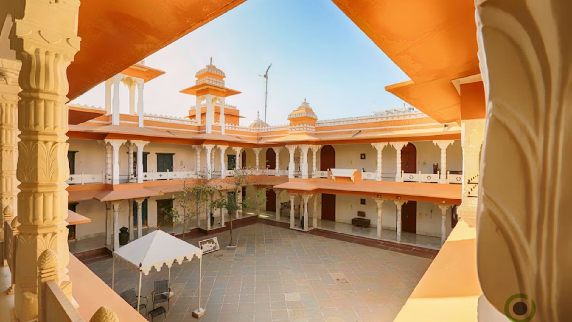 Udaipur Royal Heritage: Vintage Car Ride & Private Museum Tour
