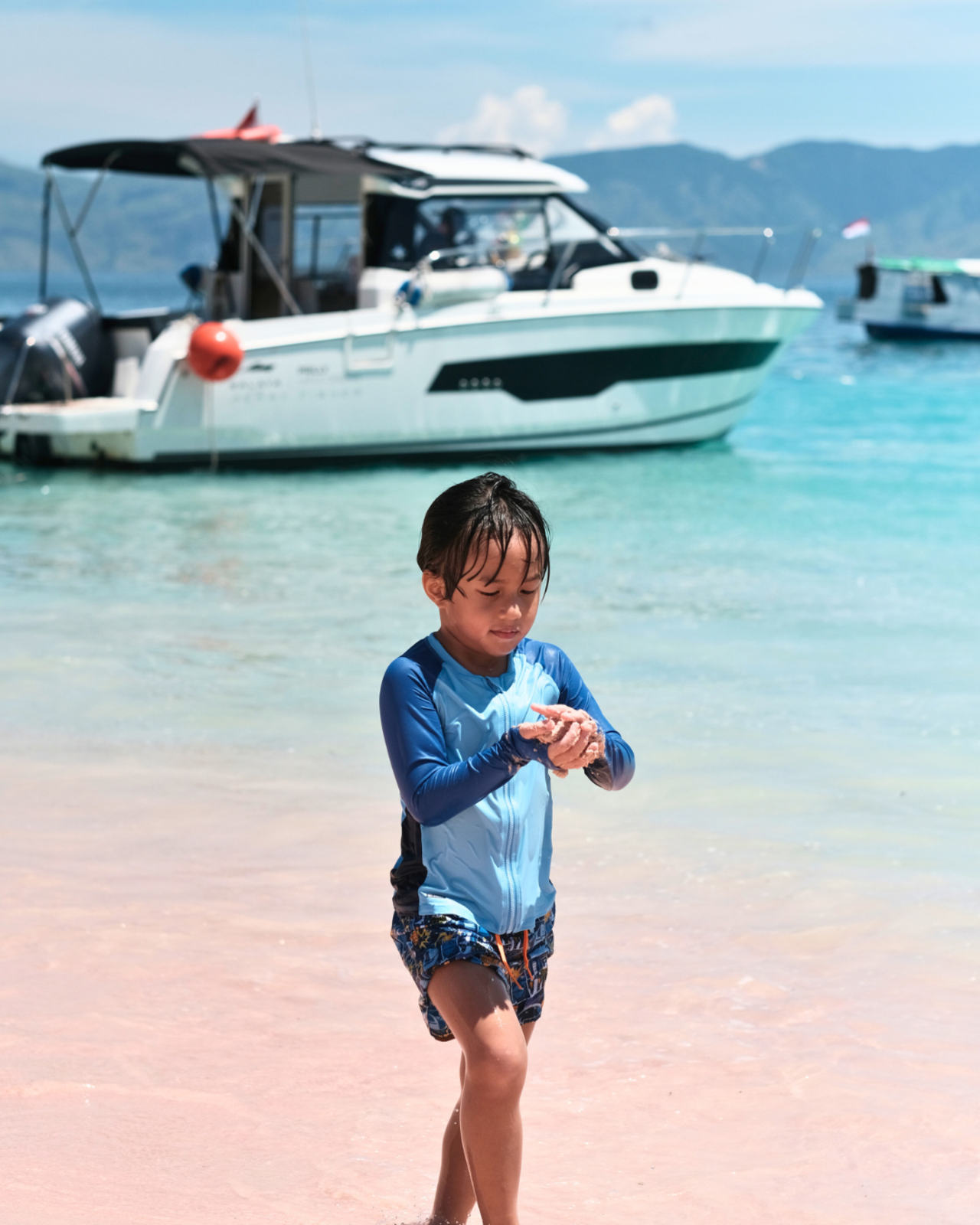 Komodo 6-Island Private Yacht Day Trip with Manta Ray Snorkeling