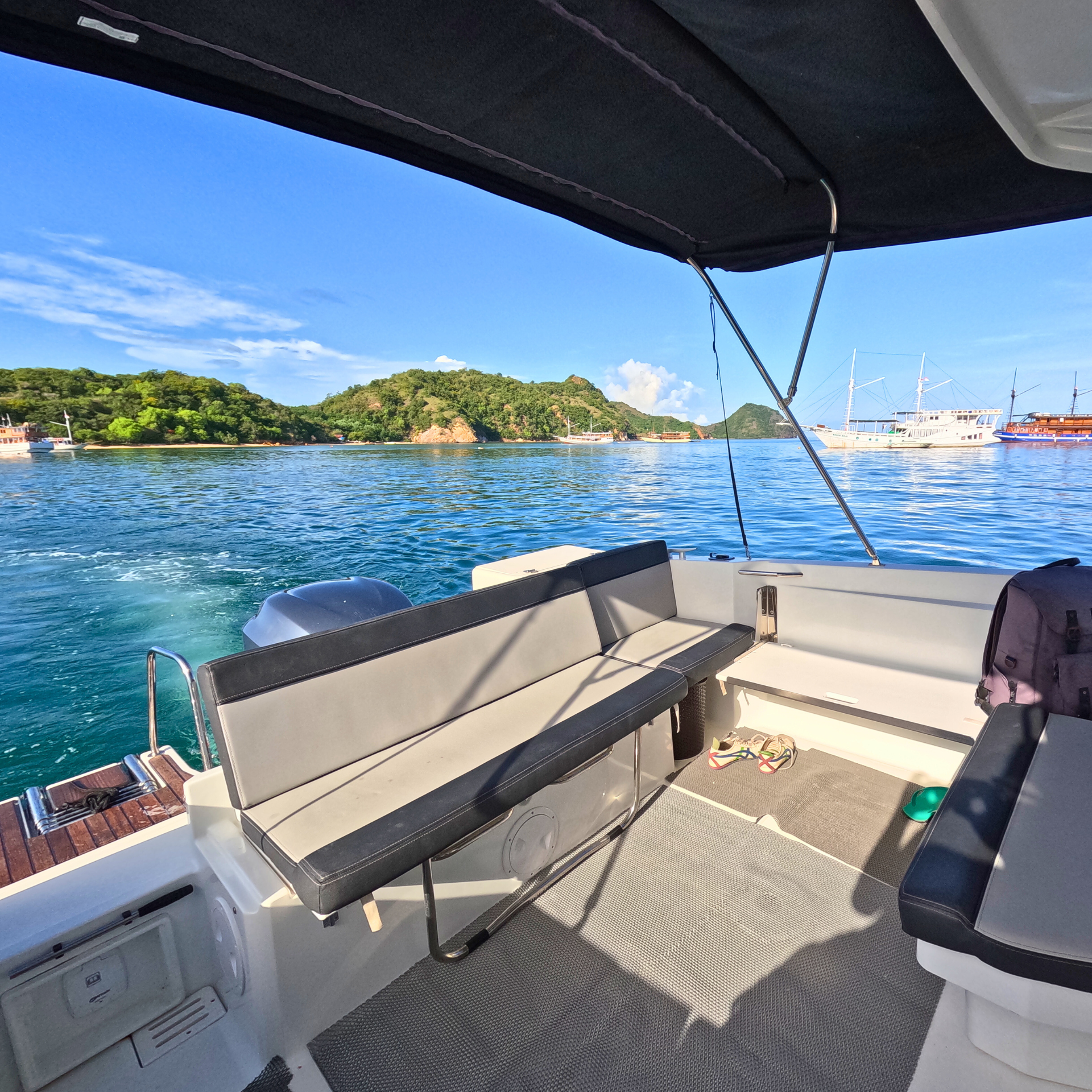 Komodo 6-Island Private Yacht Day Trip with Manta Ray Snorkeling