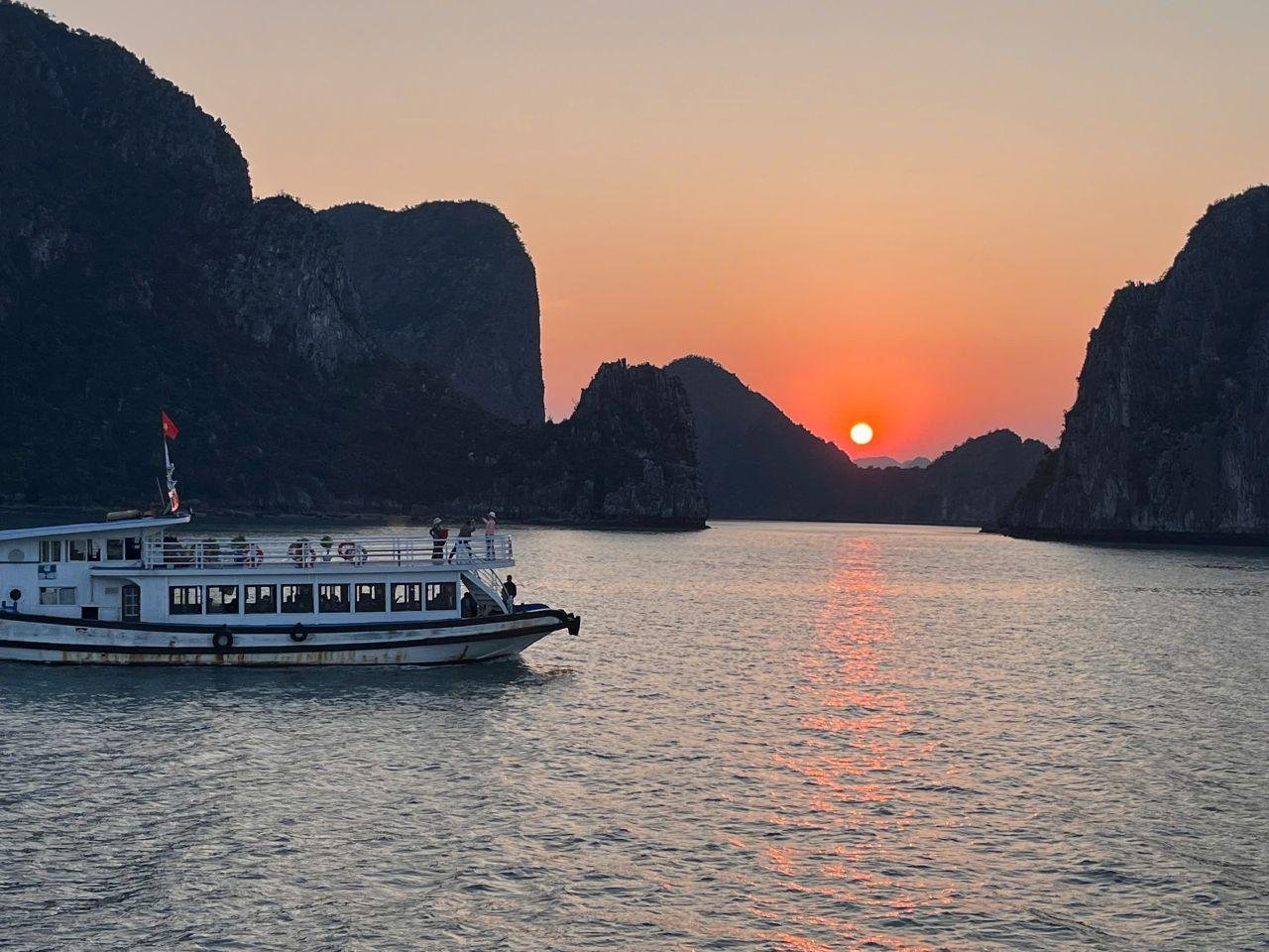 Ha Long Bay Day Trip from Hanoi: Luxury or Standard Cruise with Lunch