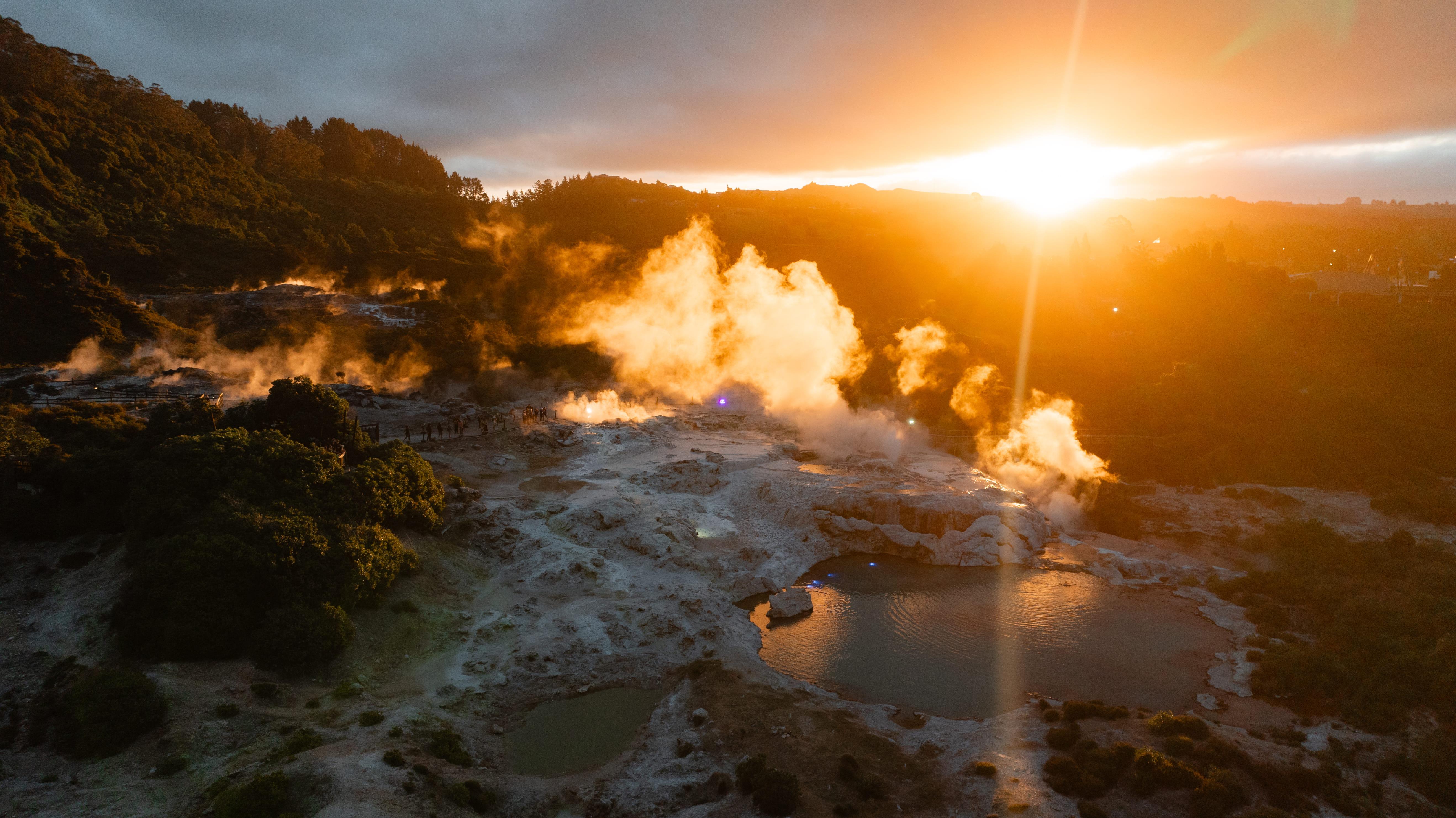 Te Pō Evening: Māori Culture, Geothermal Wonders & Traditional Feast
