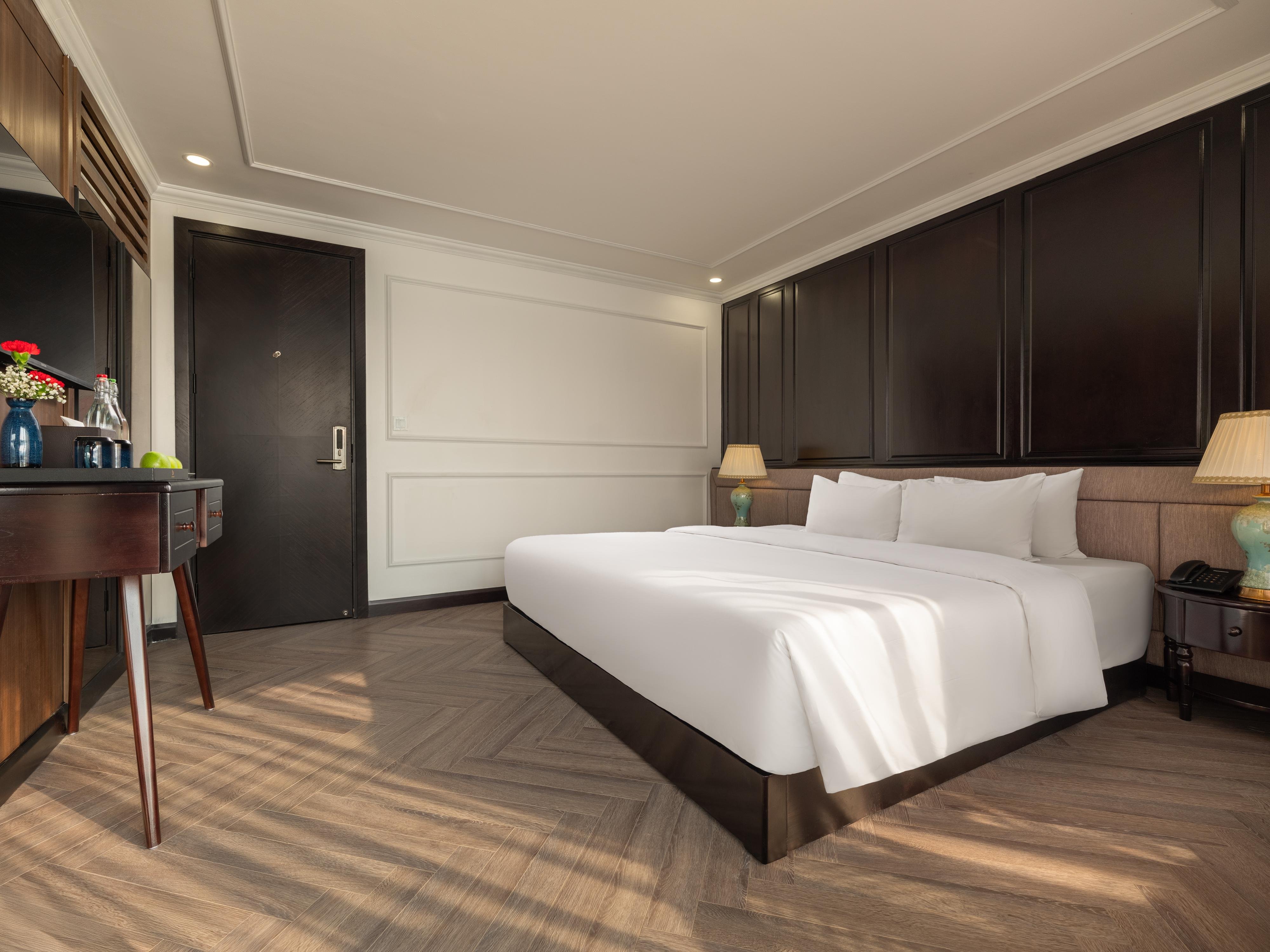 Ha Long & Lan Ha Bay 2-Day 5-Star Cruise with Free Transfer