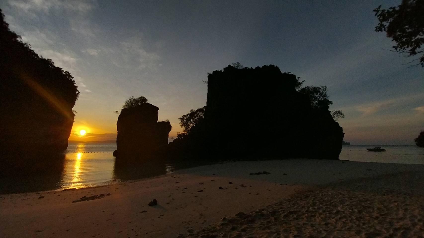 Krabi Hong Island Sunset & Bioluminescent Plankton Tour with BBQ Dinner