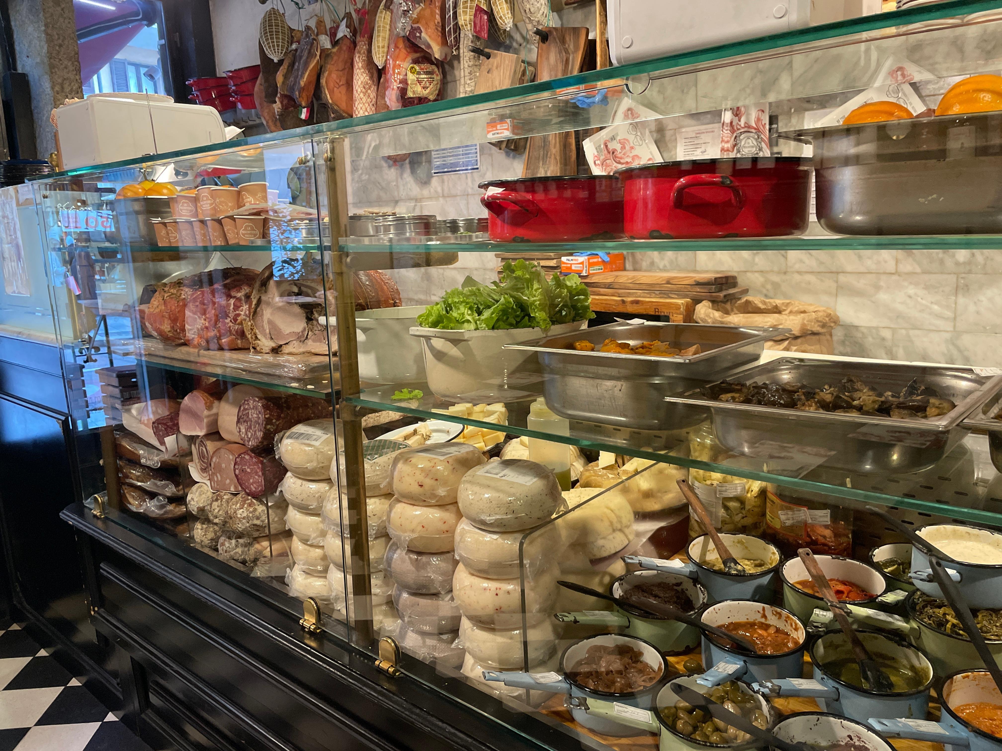 Milan History & Street Food Walk with Wine
