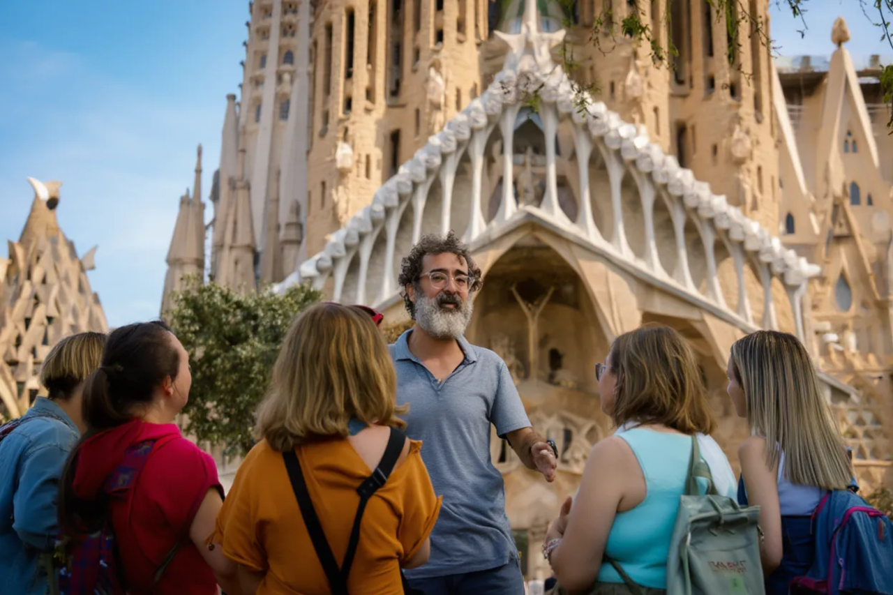Barcelona Gaudí tours — Sagrada Família interior, Park Güell mosaics, Casa Batlló and La Pedrera — image 4